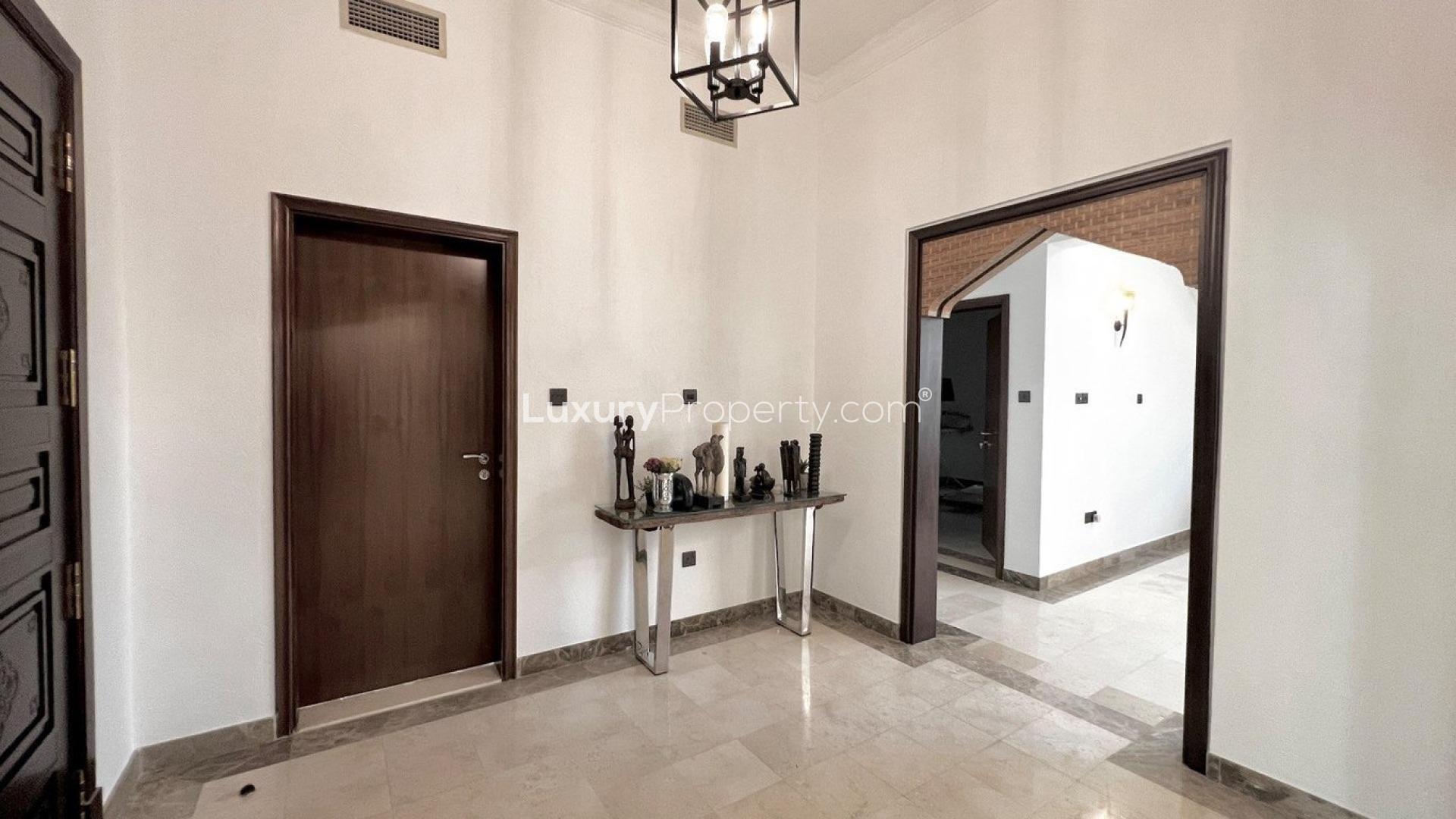 Modern kitchen in upgraded 4-bedroom villa, Jumeirah Islands, European Clusters, for rent