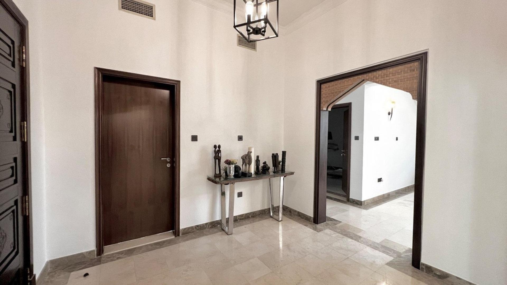 Modern kitchen in upgraded 4-bedroom villa, Jumeirah Islands, European Clusters, for rent