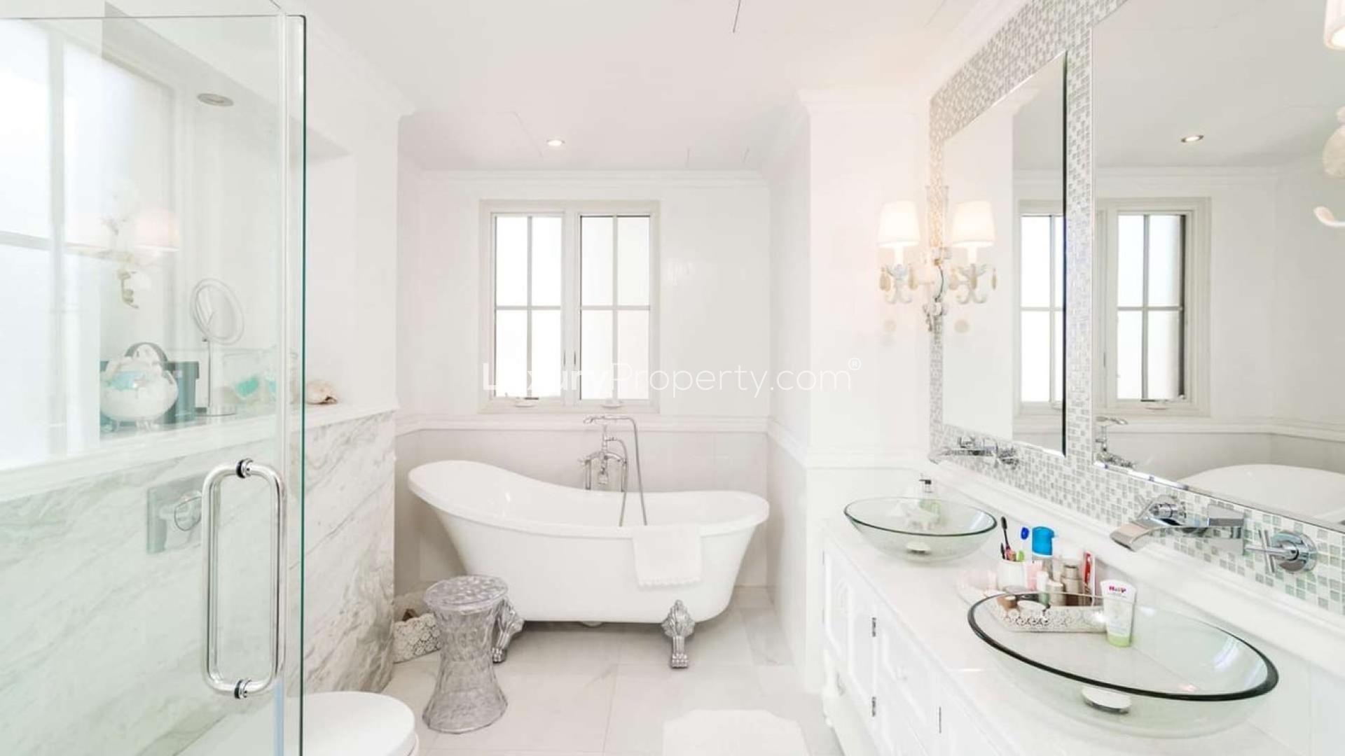 Exquisite villa with pool in Whispering Pines, Jumeirah Golf Estates, for sale