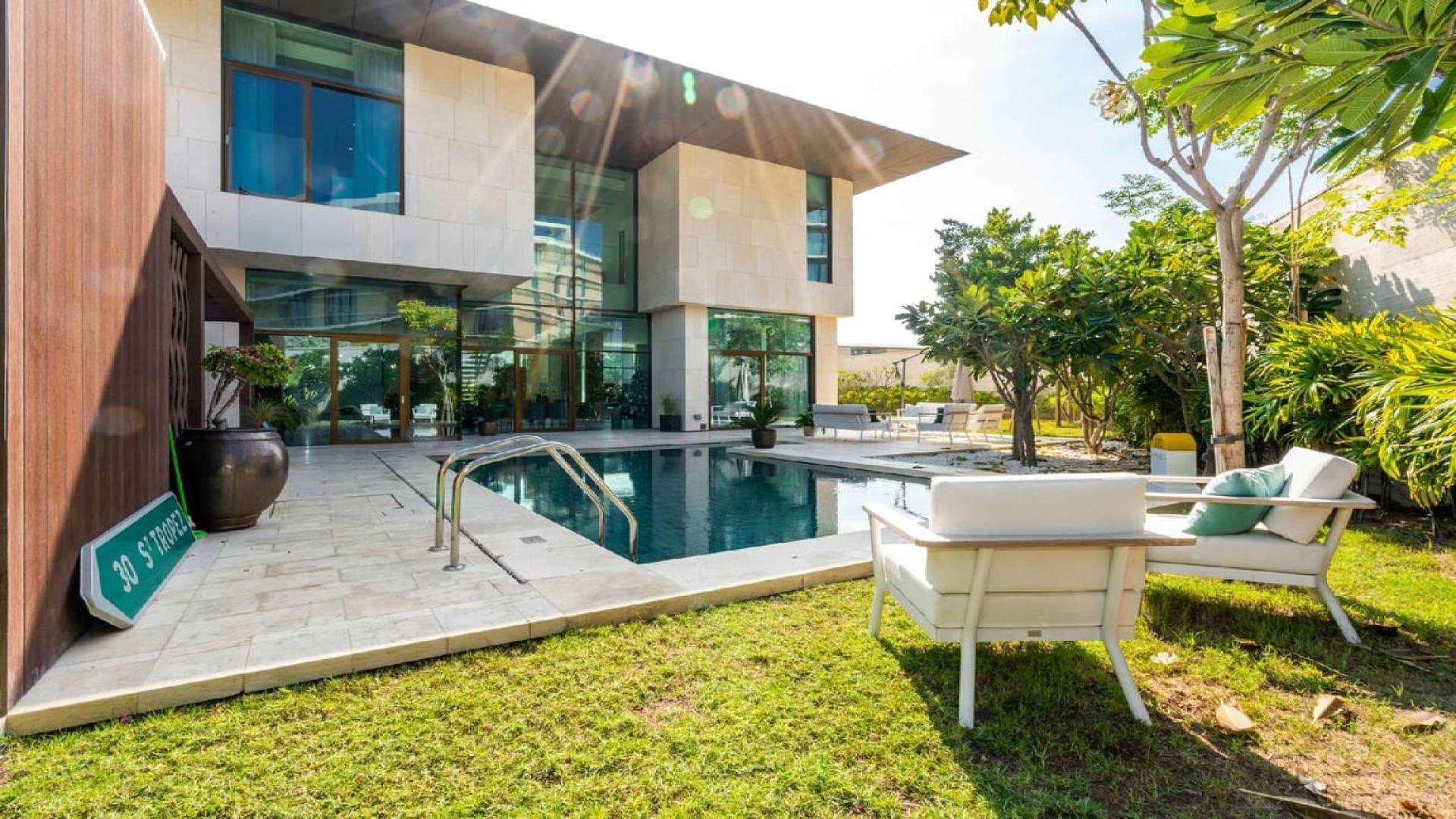 Luxurious villa with private pool and garden on Jumeirah Bay Island for sale