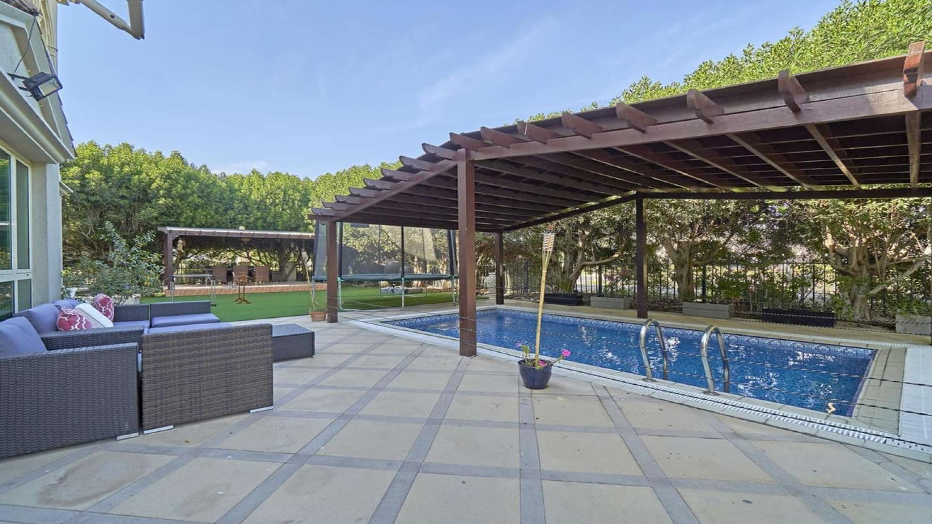 Venetian-style villa with lush garden in Jumeirah Islands, European Clusters, for sale