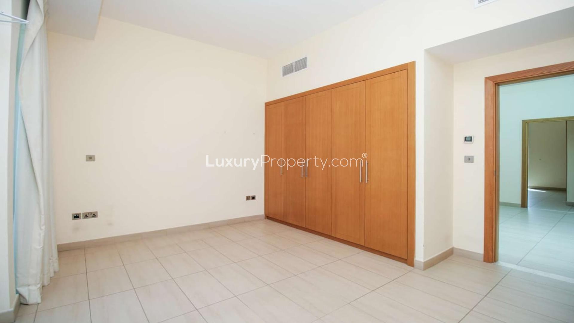 Bright, spacious living room in 4-bedroom Legacy Nova Villa, Jumeirah Park for rent