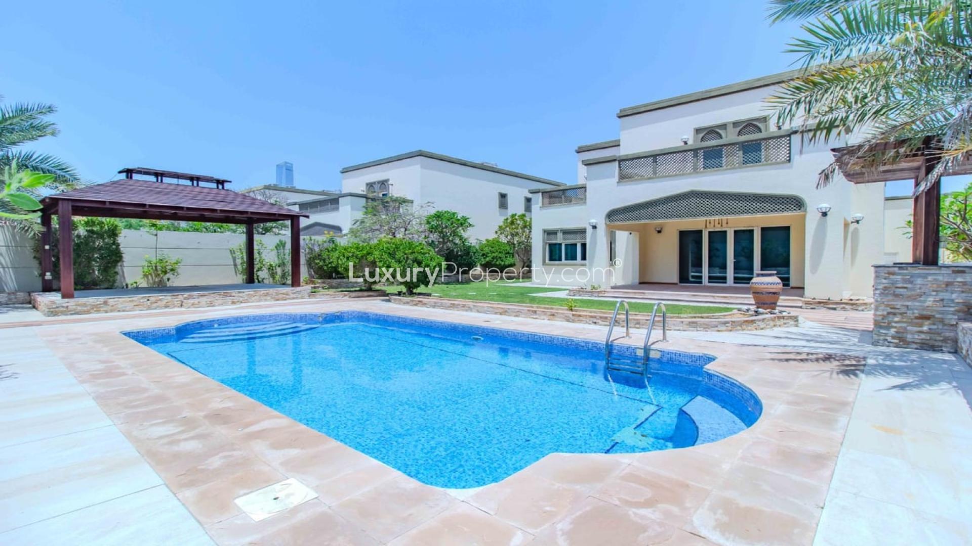Luxurious 4-bedroom villa with pool in Jumeirah Park Legacy, Dubai, for sale
