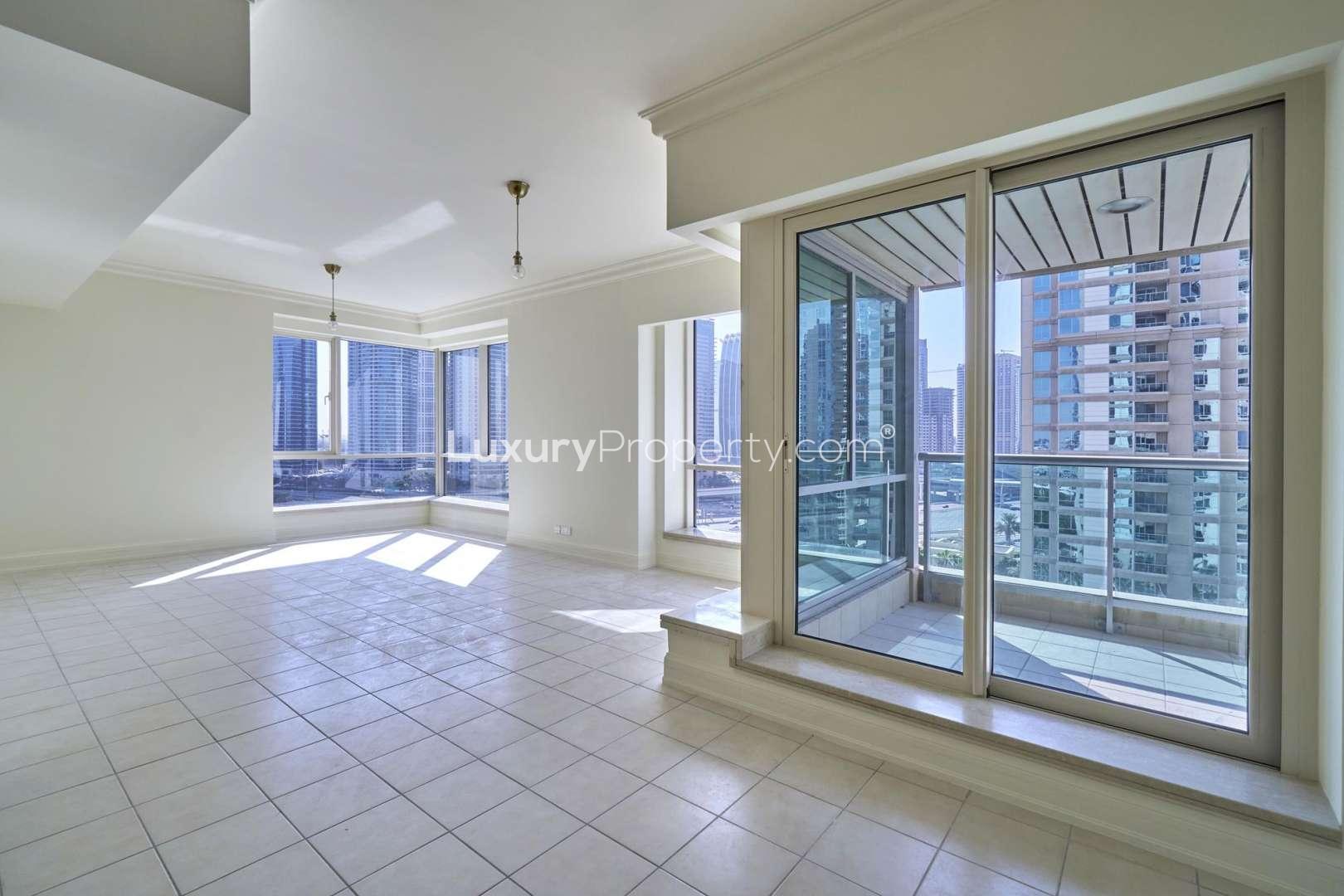 Spacious living room in luxury 4-bedroom apartment, Al Mesk, Dubai Marina, Emaar 6 Towers