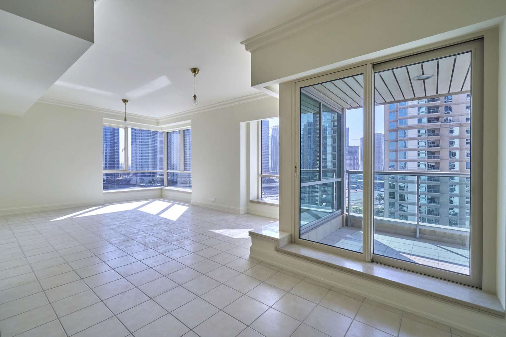 Spacious living room in luxury 4-bedroom apartment, Al Mesk, Dubai Marina, Emaar 6 Towers