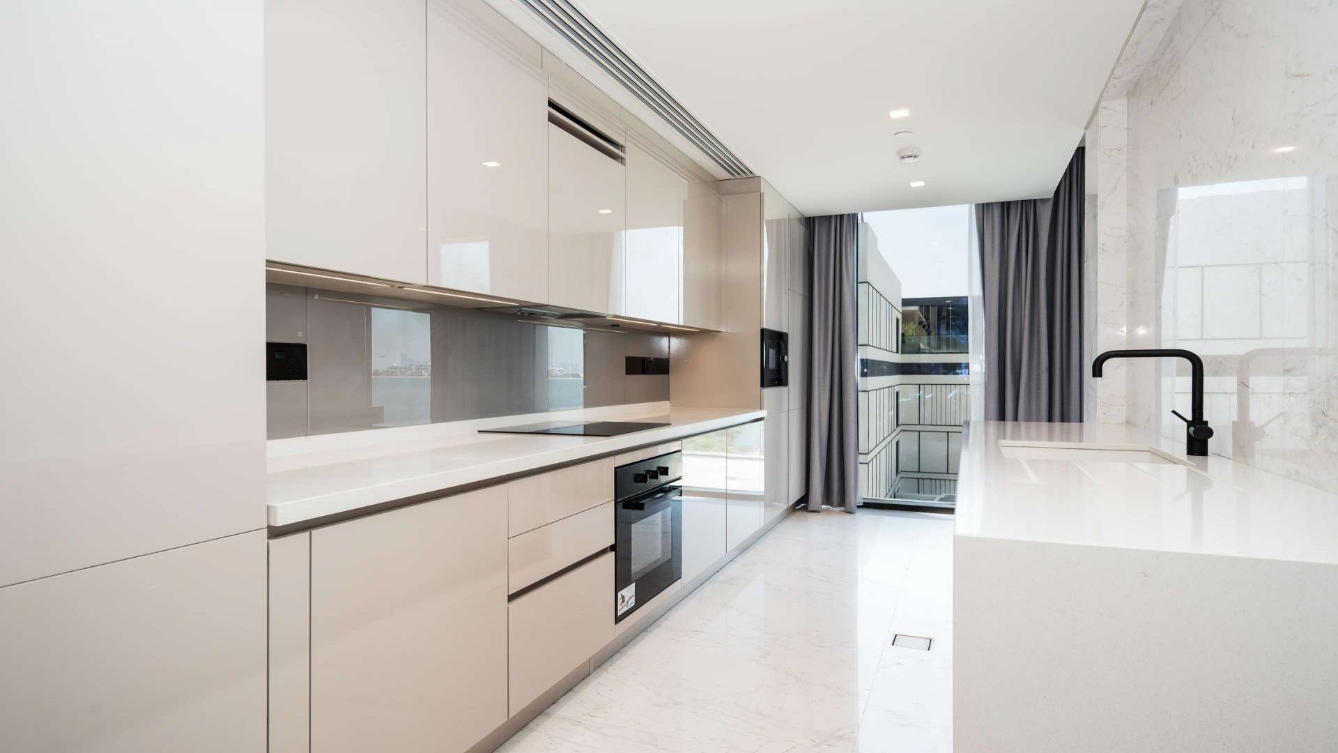 Luxurious dining area with sea view in 4-bedroom apartment, Caesars Bluewaters Dubai