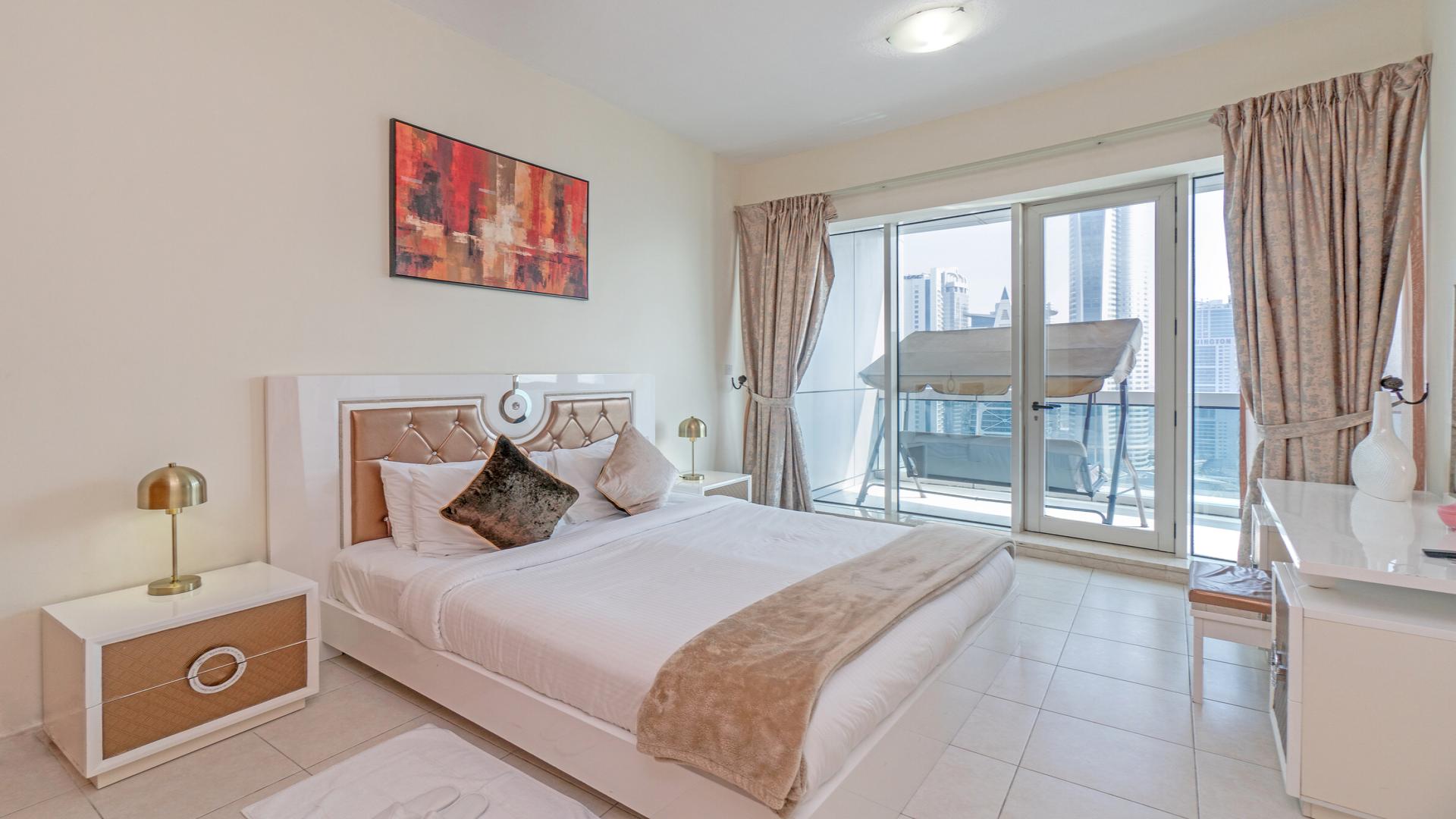 Modern kitchen in Horizon Tower apartment, Dubai Marina. Spacious design with high-end appliances