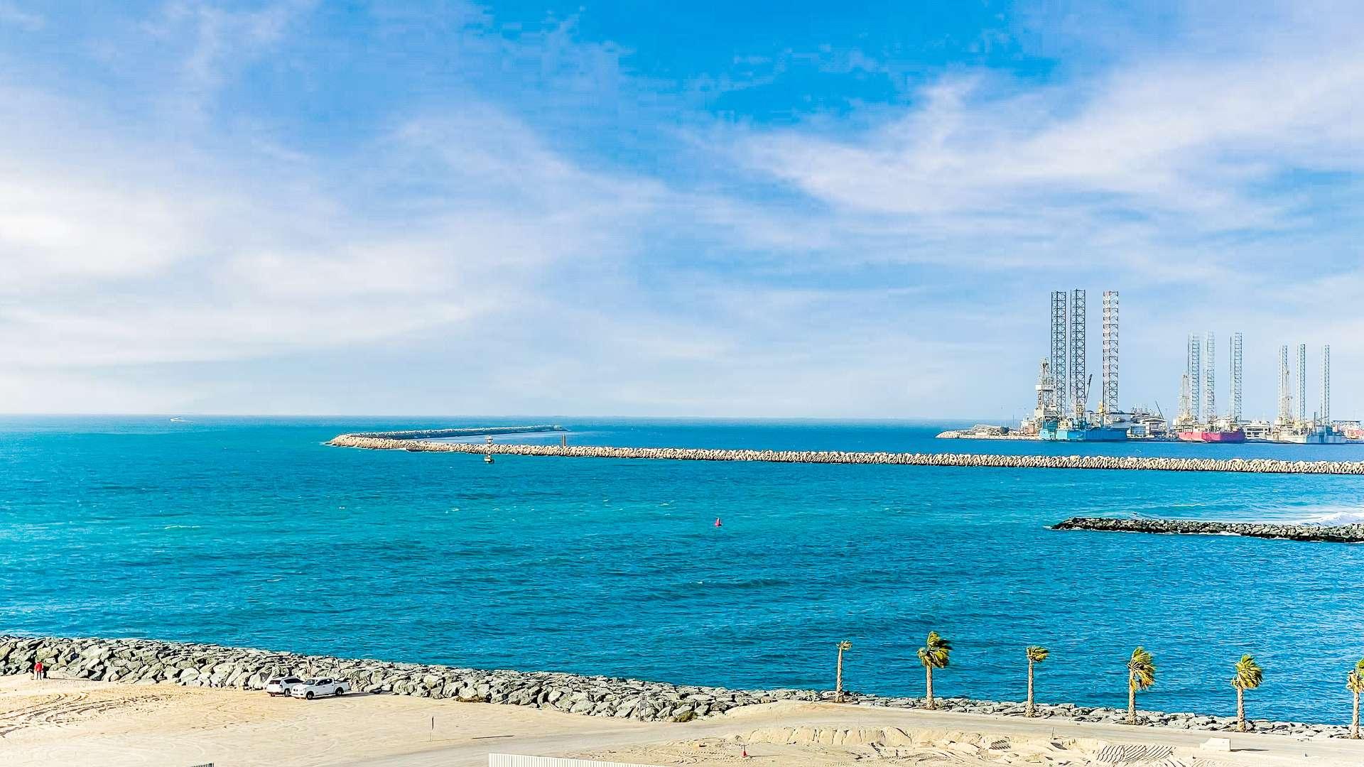 Spacious apartment with large terrace and skyline view, La Mer, Jumeirah, for rent