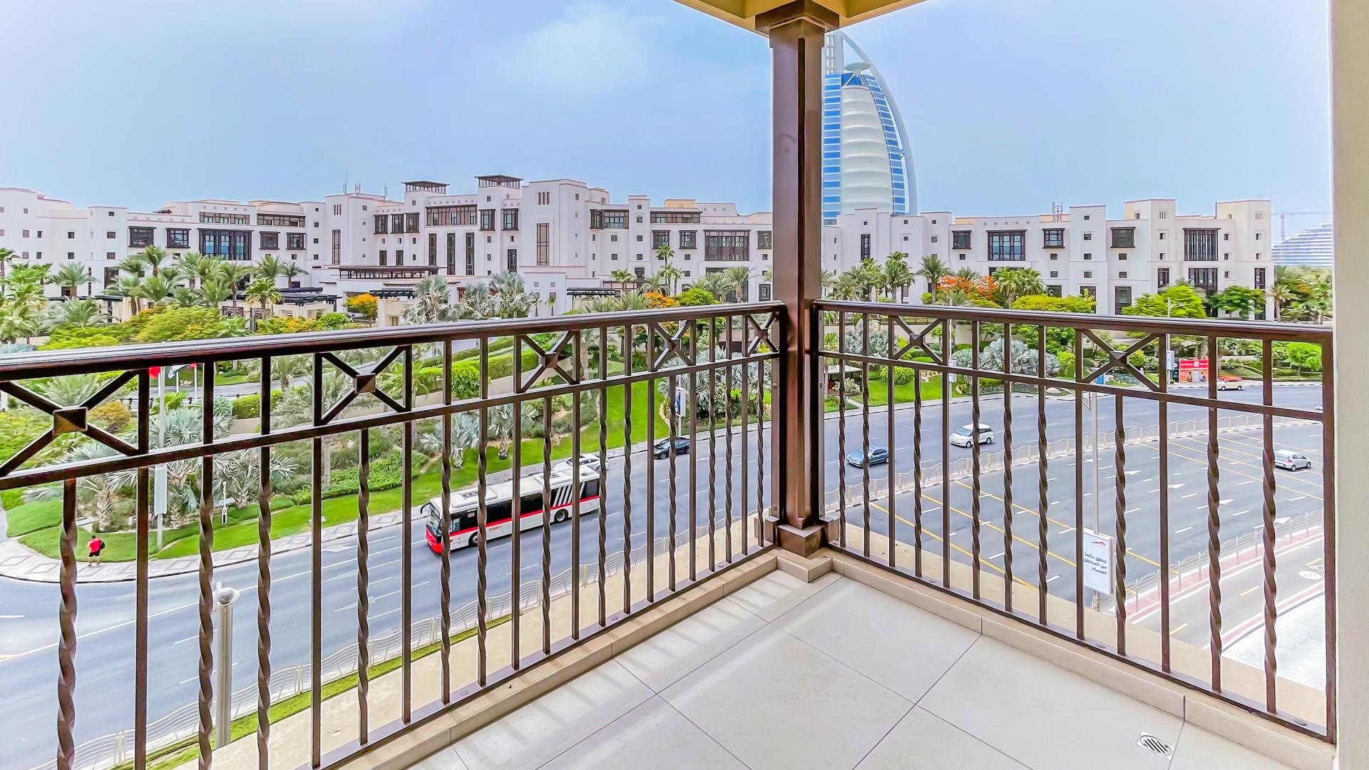 Spacious living room in 4-bedroom apartment, Madinat Jumeirah Living, Burj Al Arab view
