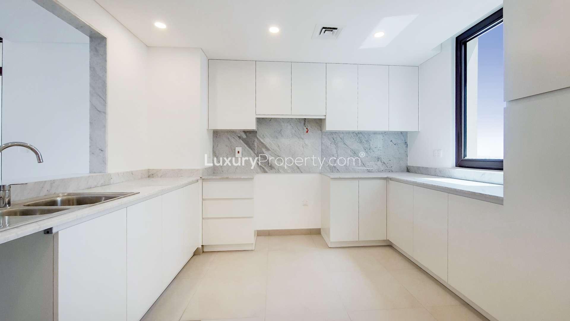 Luxurious 4-bedroom apartment living room with large windows in Madinat Jumeirah Living