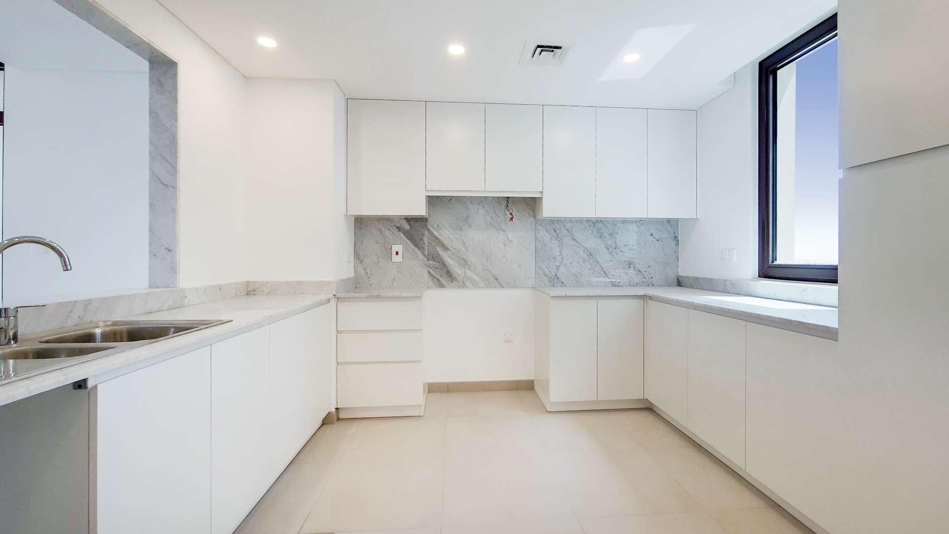 Luxurious 4-bedroom apartment living room with large windows in Madinat Jumeirah Living