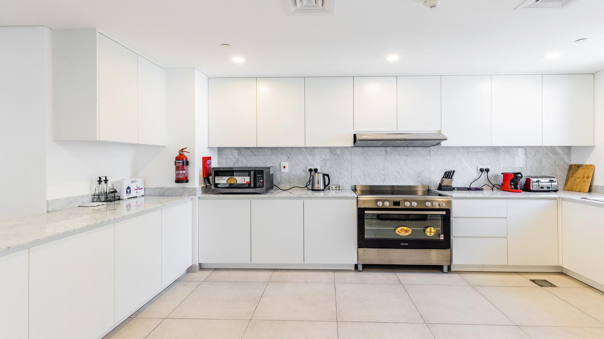 Luxurious living room in four-bedroom apartment, Madinat Jumeirah Living, Dubai for rent