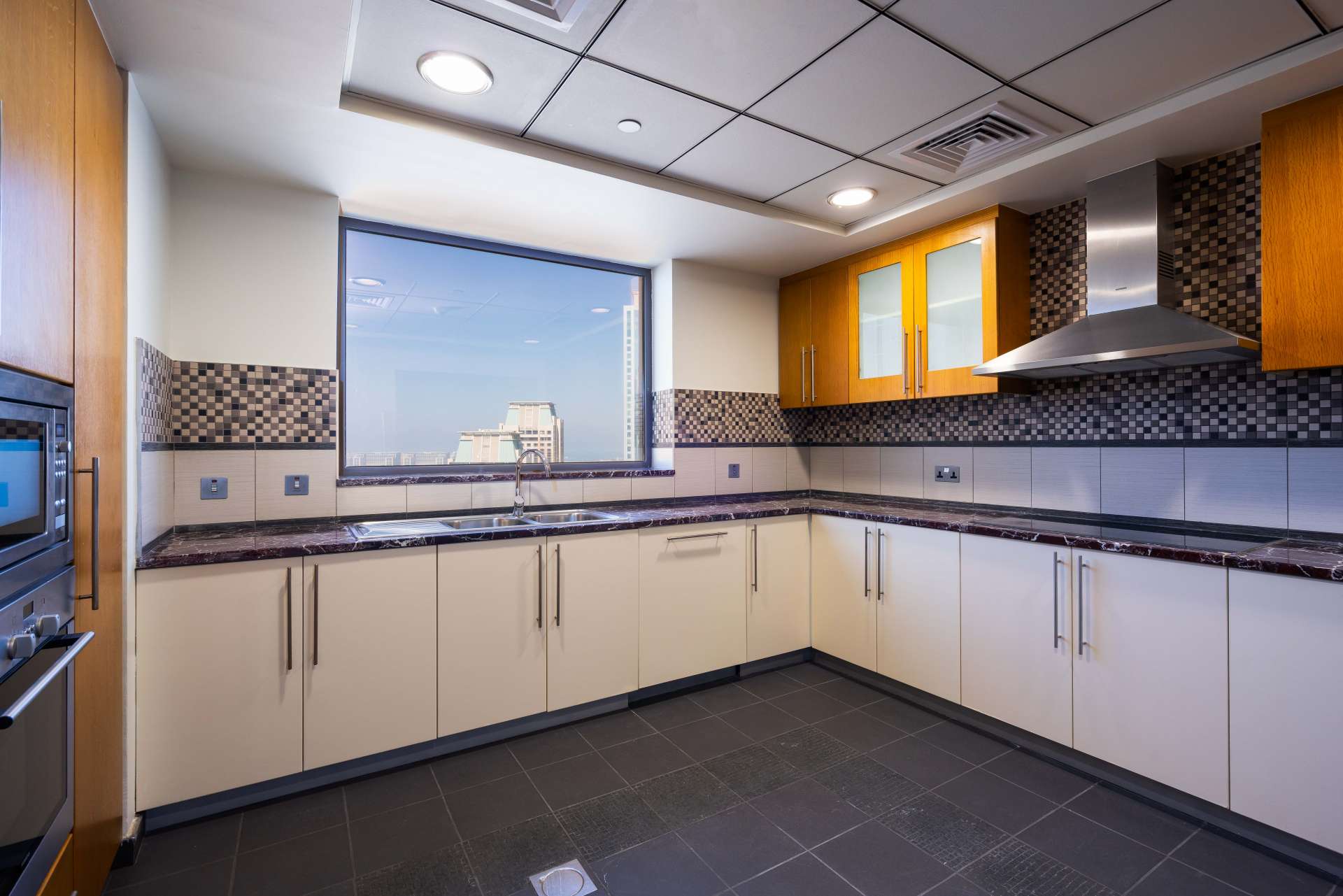 Modern kitchen in high-floor apartment with sea view in Murjan 4, JBR