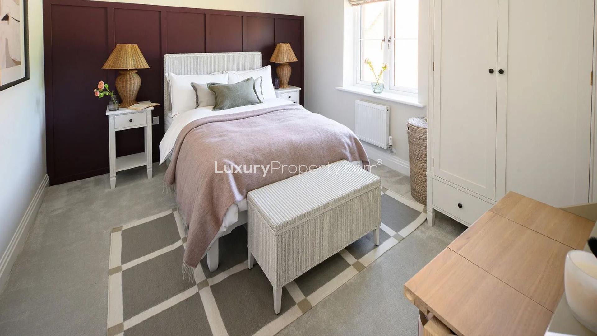 Elegant four-bedroom apartment in gated Oakhill community, London, with lush green surroundings