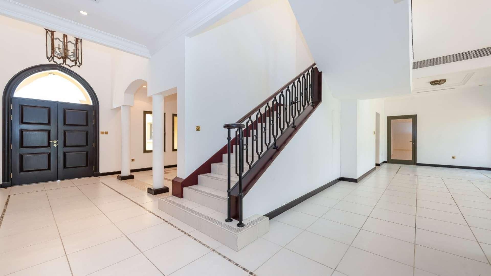 Elegant 4-bedroom apartment exterior with lush garden in Palm Jumeirah, Canal Cove Villas