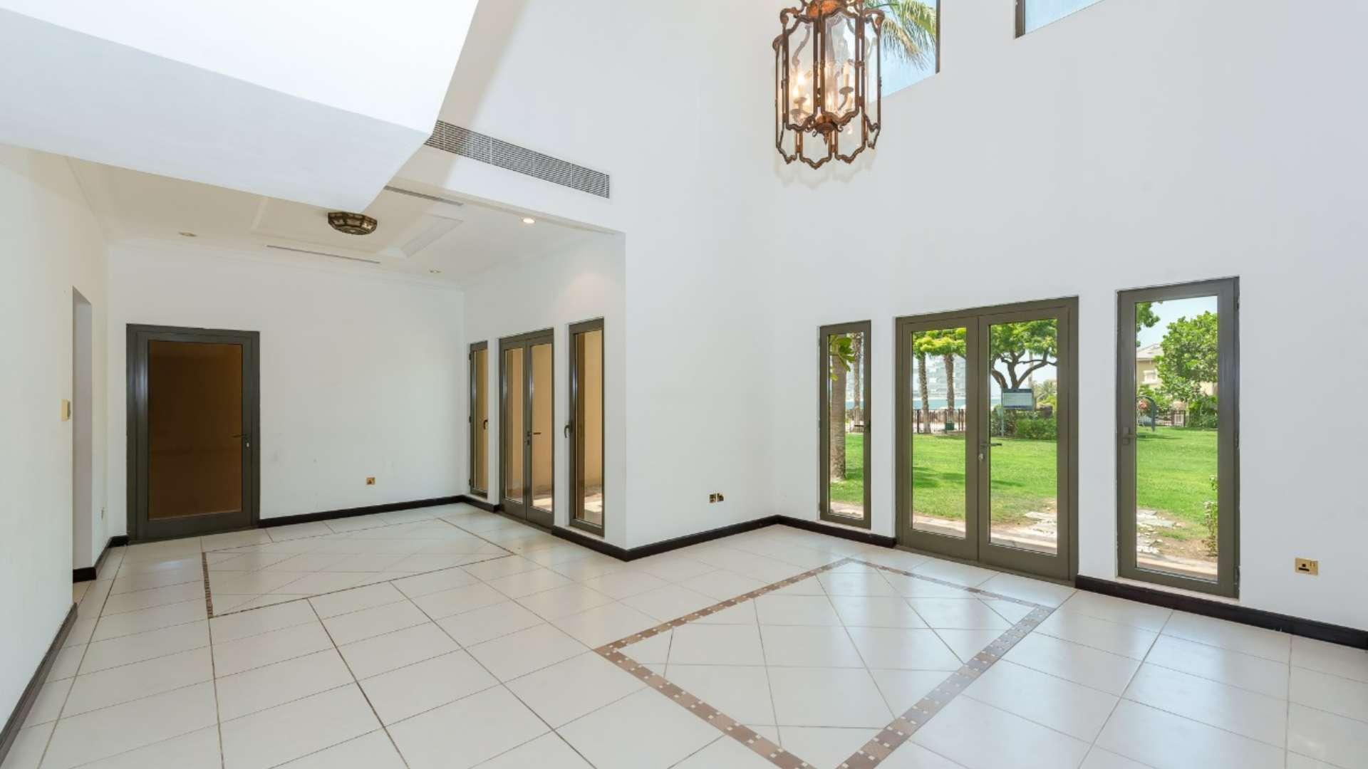 Elegant entrance and staircase in 4-bedroom apartment, Palm Jumeirah, Canal Cove Villas
