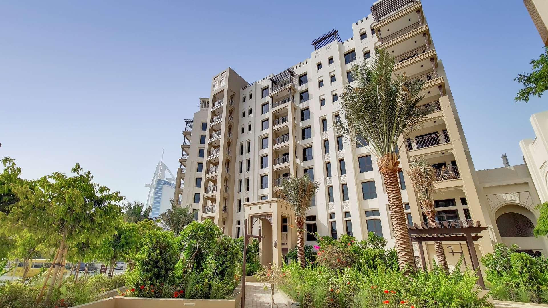 Spacious living area in 4-bed apartment, Madinat Jumeirah Living, Umm Suqeim