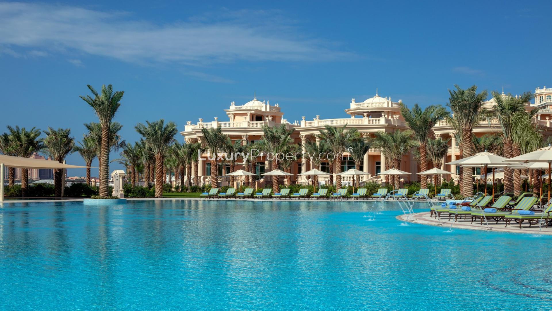 Luxurious living area in 4-bedroom apartment, Raffles Residences, Palm Jumeirah for sale