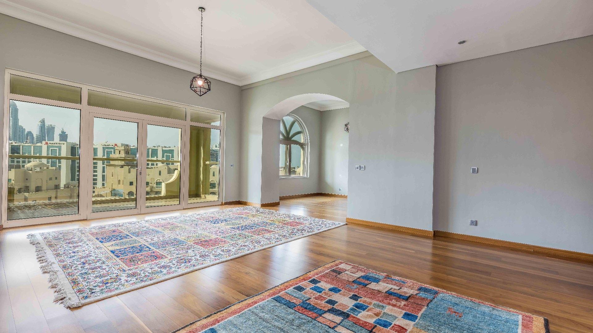 Luxurious 4-bedroom penthouse interior with city view in Shoreline Residences, Palm Jumeirah