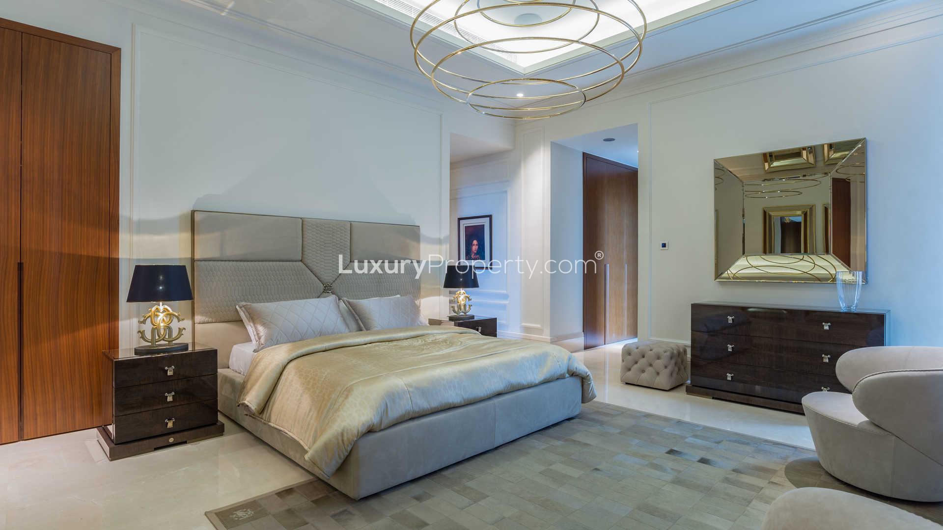 Luxurious kitchen in 19th floor penthouse, The 118 Downtown Dubai, modern design features