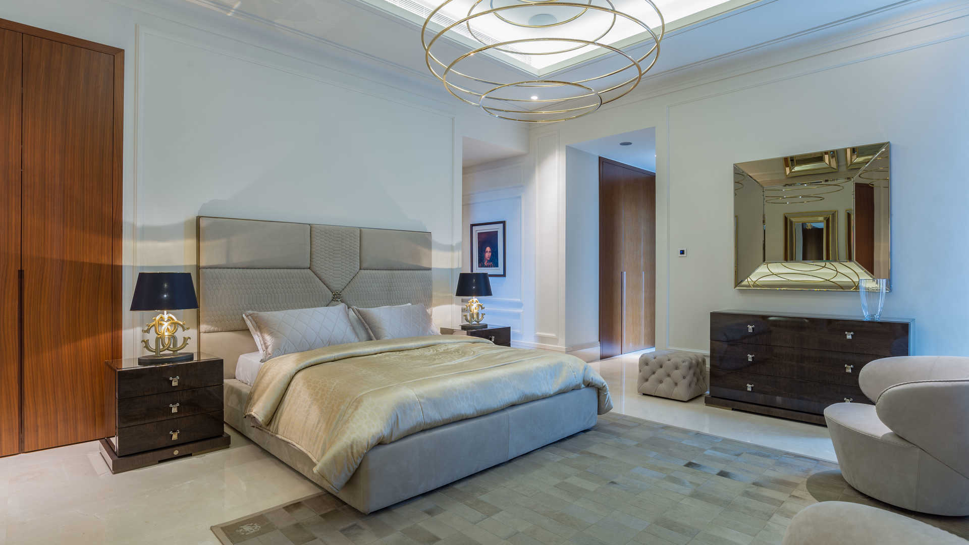 Luxurious kitchen in 19th floor penthouse, The 118 Downtown Dubai, modern design features