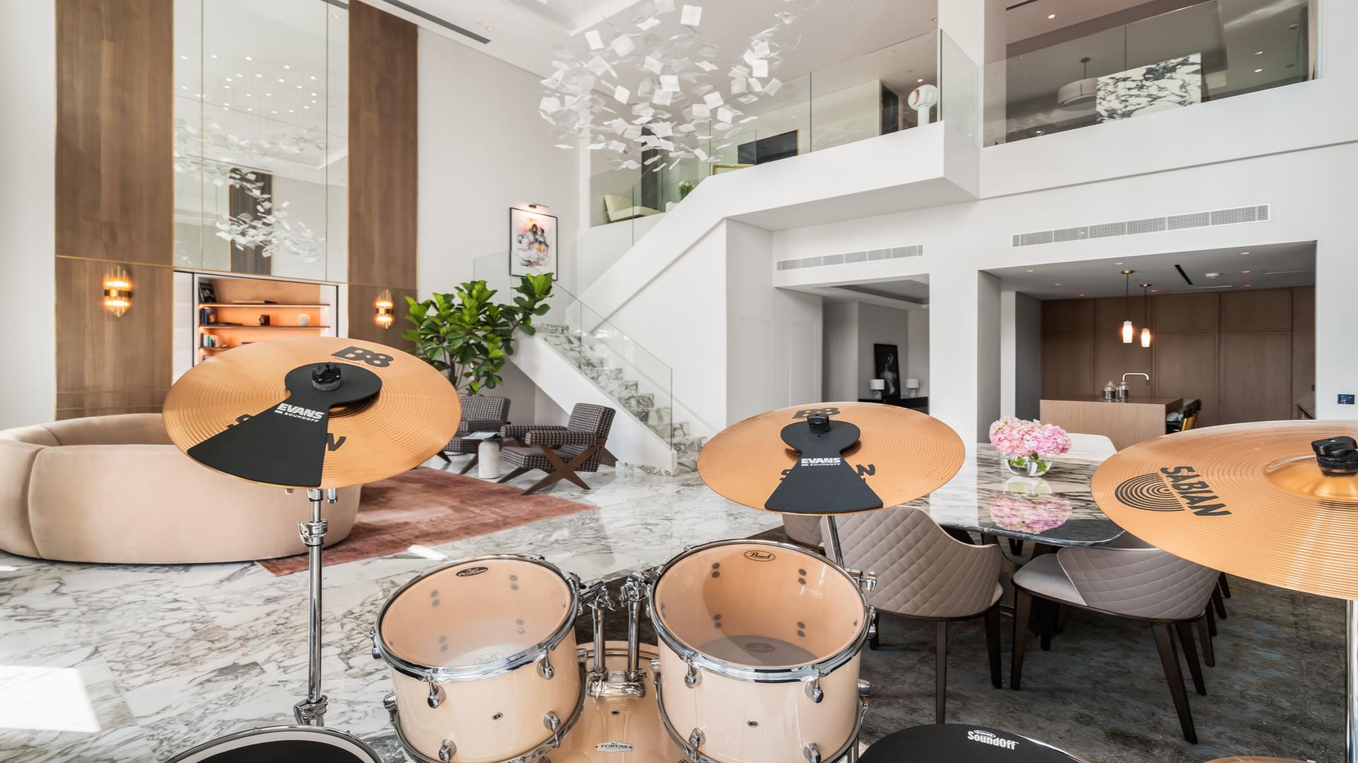 Luxurious living room in Viola Penthouse, Palm Jumeirah, featuring elegant decor and high ceilings