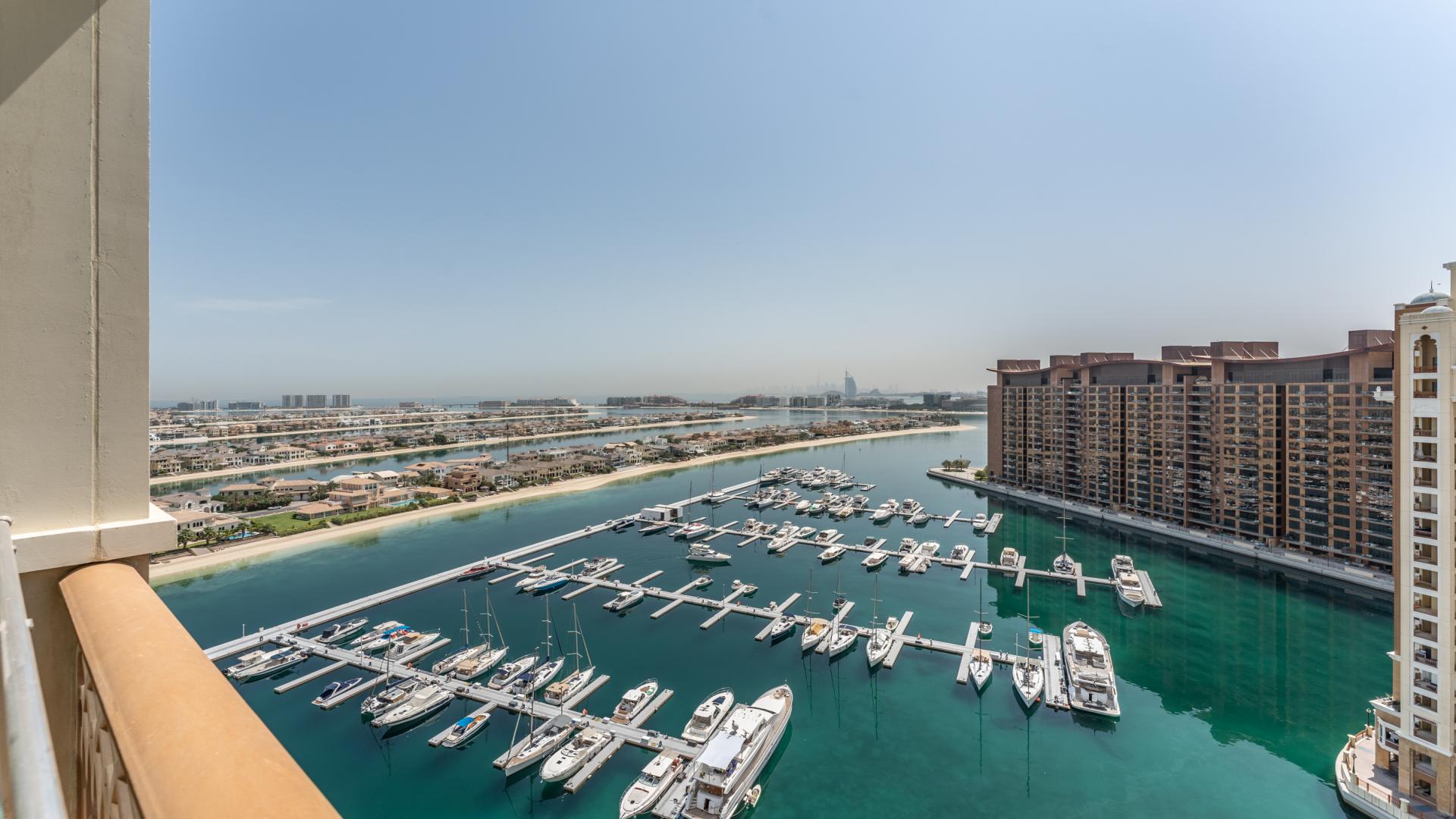 Modern kitchen in fully upgraded Palm Jumeirah penthouse with sea views, LP40087 for sale