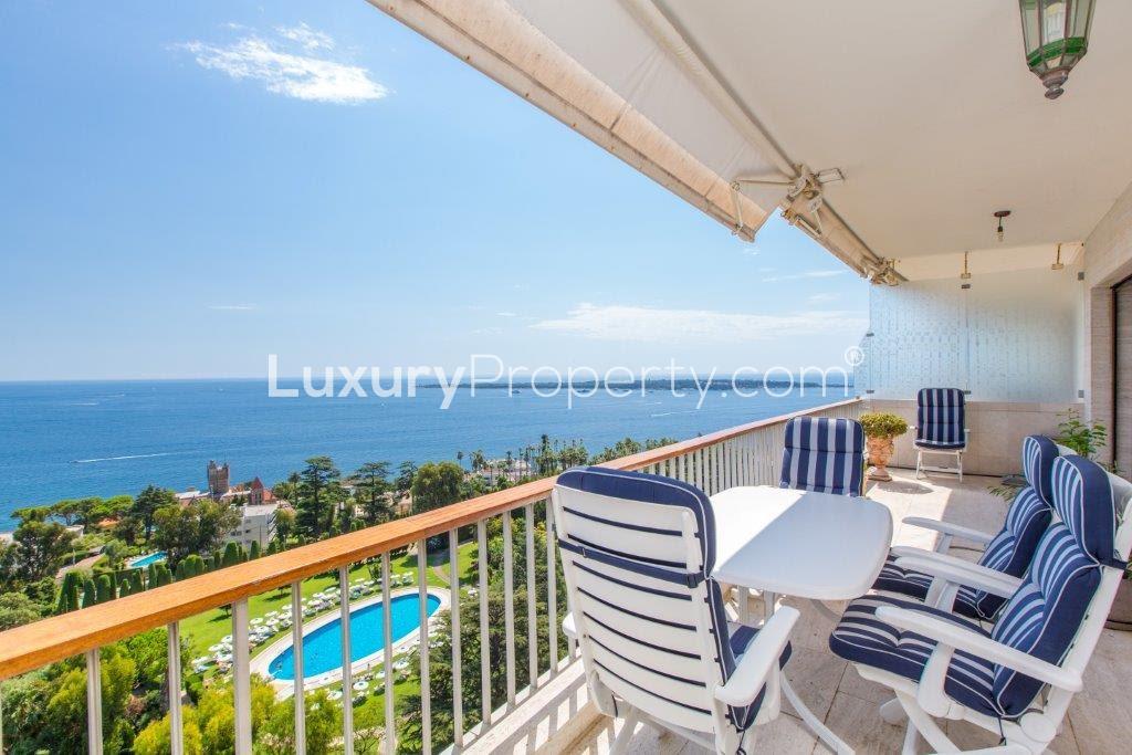 Splendid Cannes penthouse living room with sea view, elegant decor, and dining area