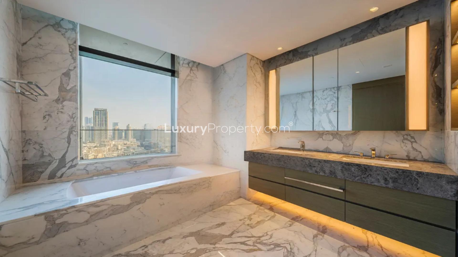 Downtown IL Primo penthouse view with skyline and canal, luxurious residential property for sale