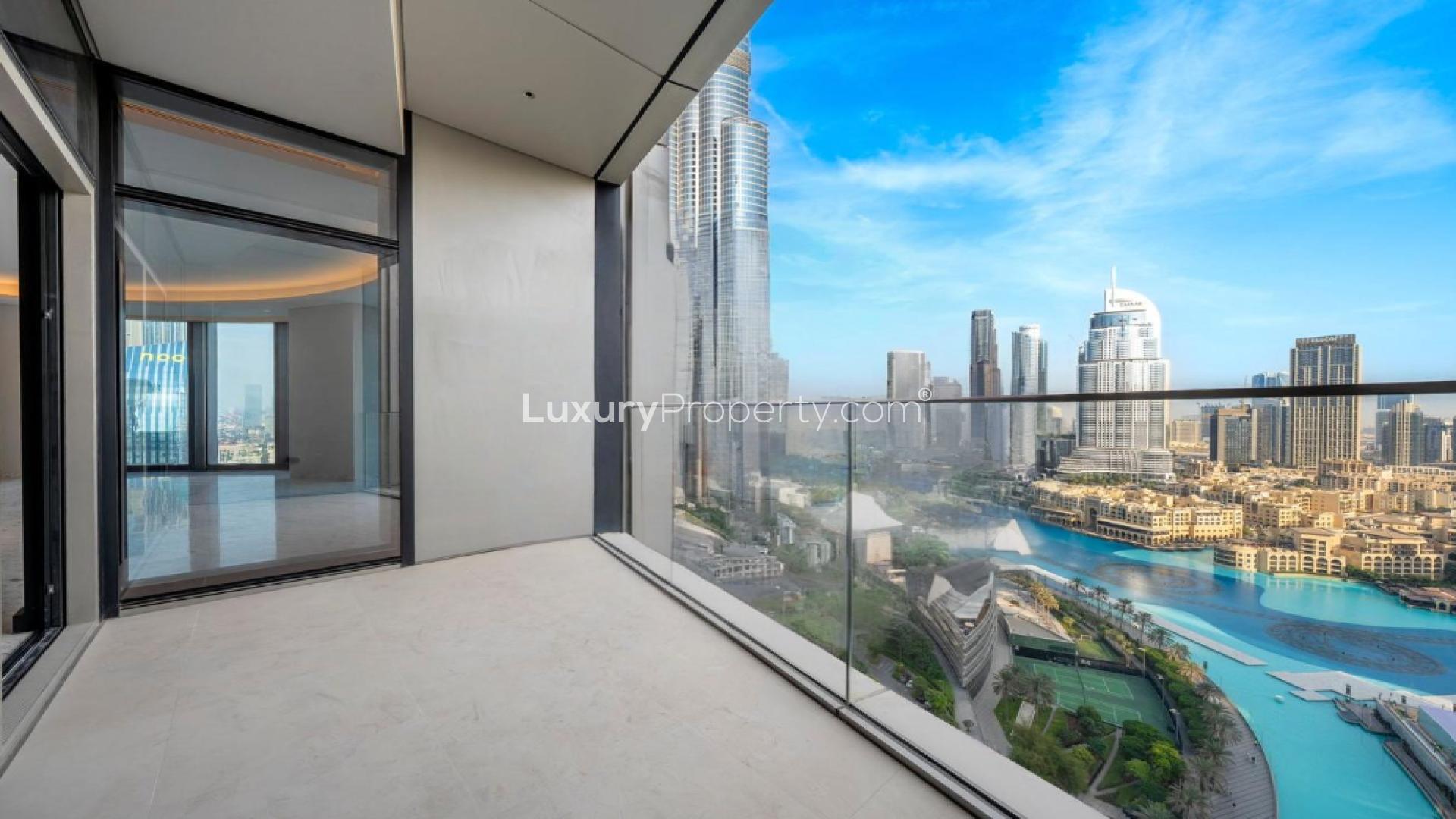Downtown IL Primo penthouse view with skyline and canal, luxurious residential property for sale