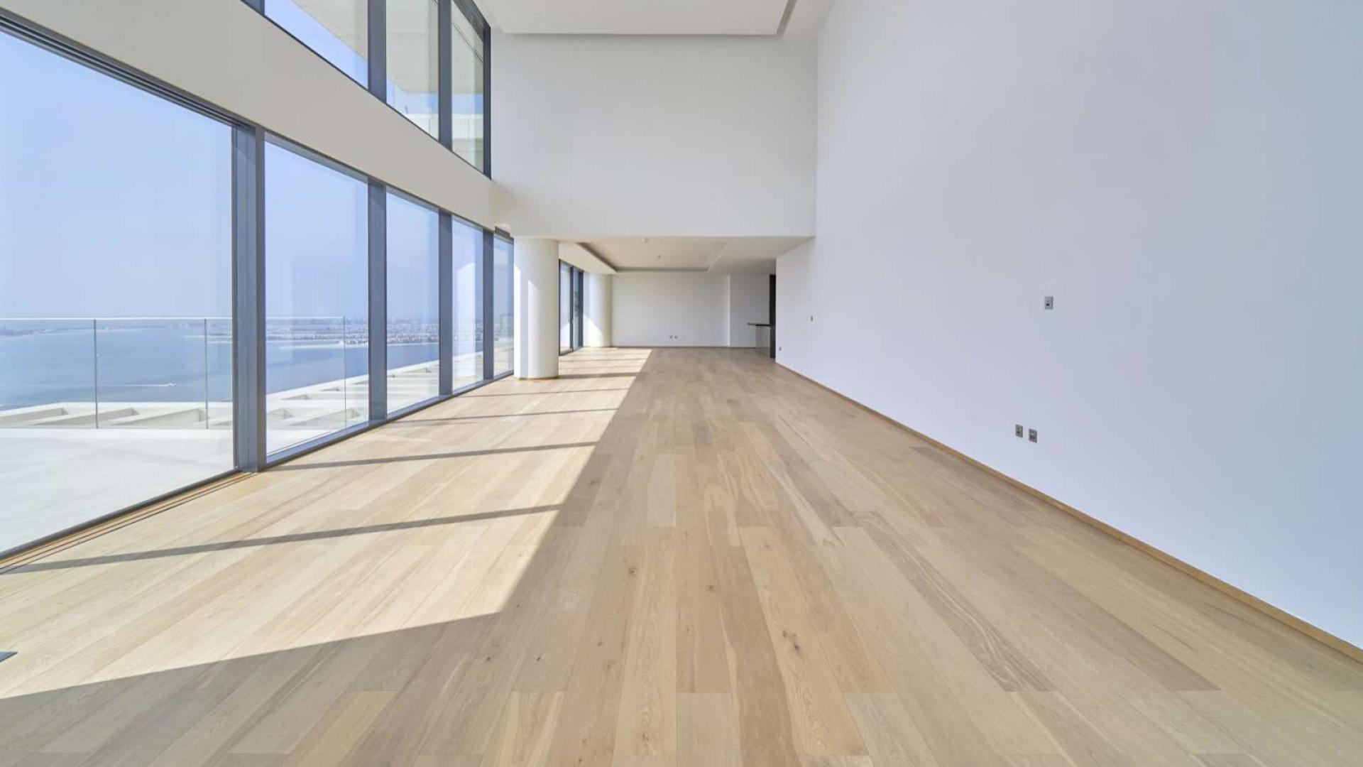 Spacious penthouse with floor-to-ceiling windows and stunning Palm Jumeirah views at One Palm