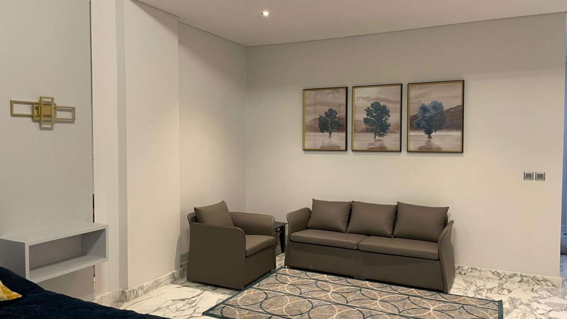 "Spacious living area in renovated four-bed duplex penthouse, Shoreline Apartments, Palm Jumeirah.",Living area in fully renovated penthouse, Shoreline Apartments, Palm Jumeirah. Modern decor and seating