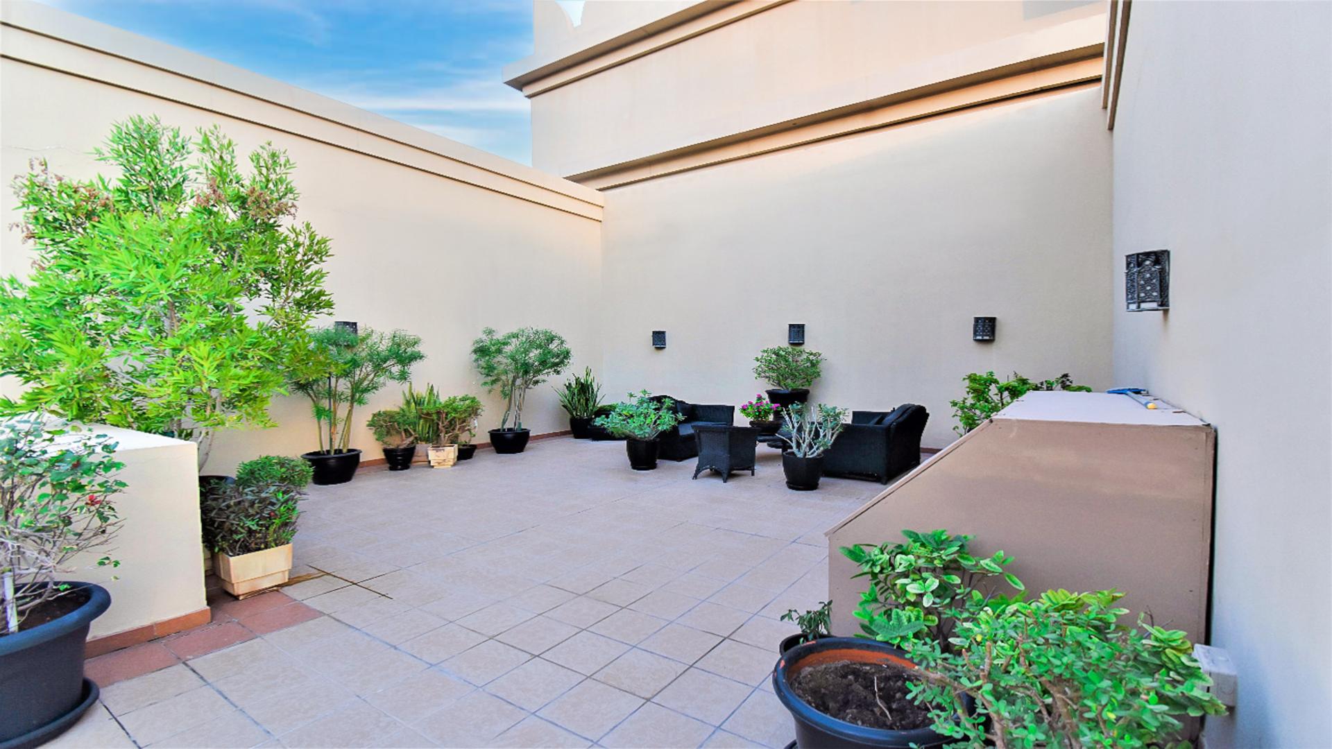 Luxury living room in 4-bedroom penthouse, Palm Jumeirah, with elegant chandeliers and decor