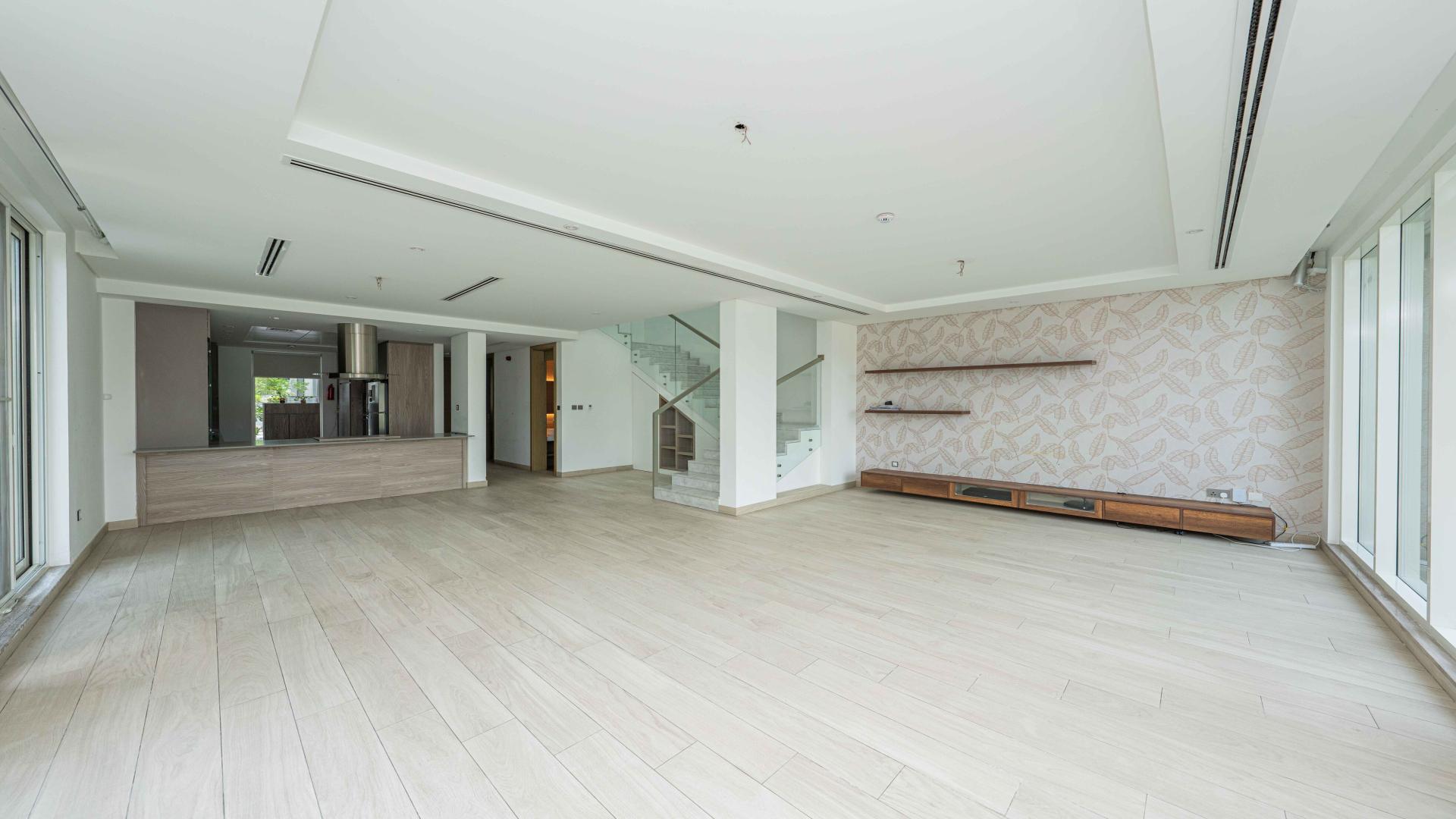 Modern 4-bedroom townhouse exterior with garden in Jumeirah Park's Royal Park community