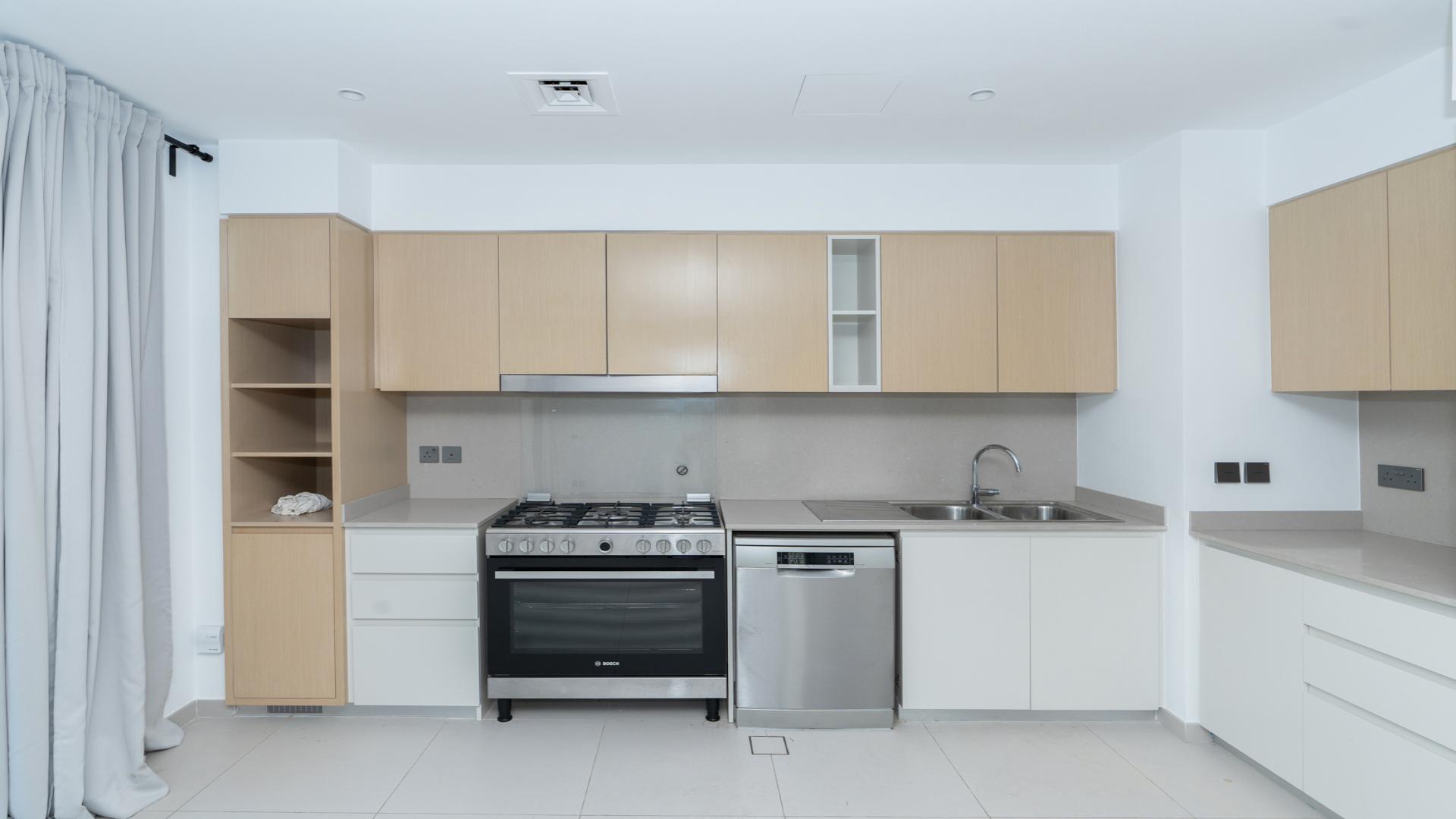 Modern kitchen in 4-bedroom townhouse for rent, Arabian Ranches 3, Sun community