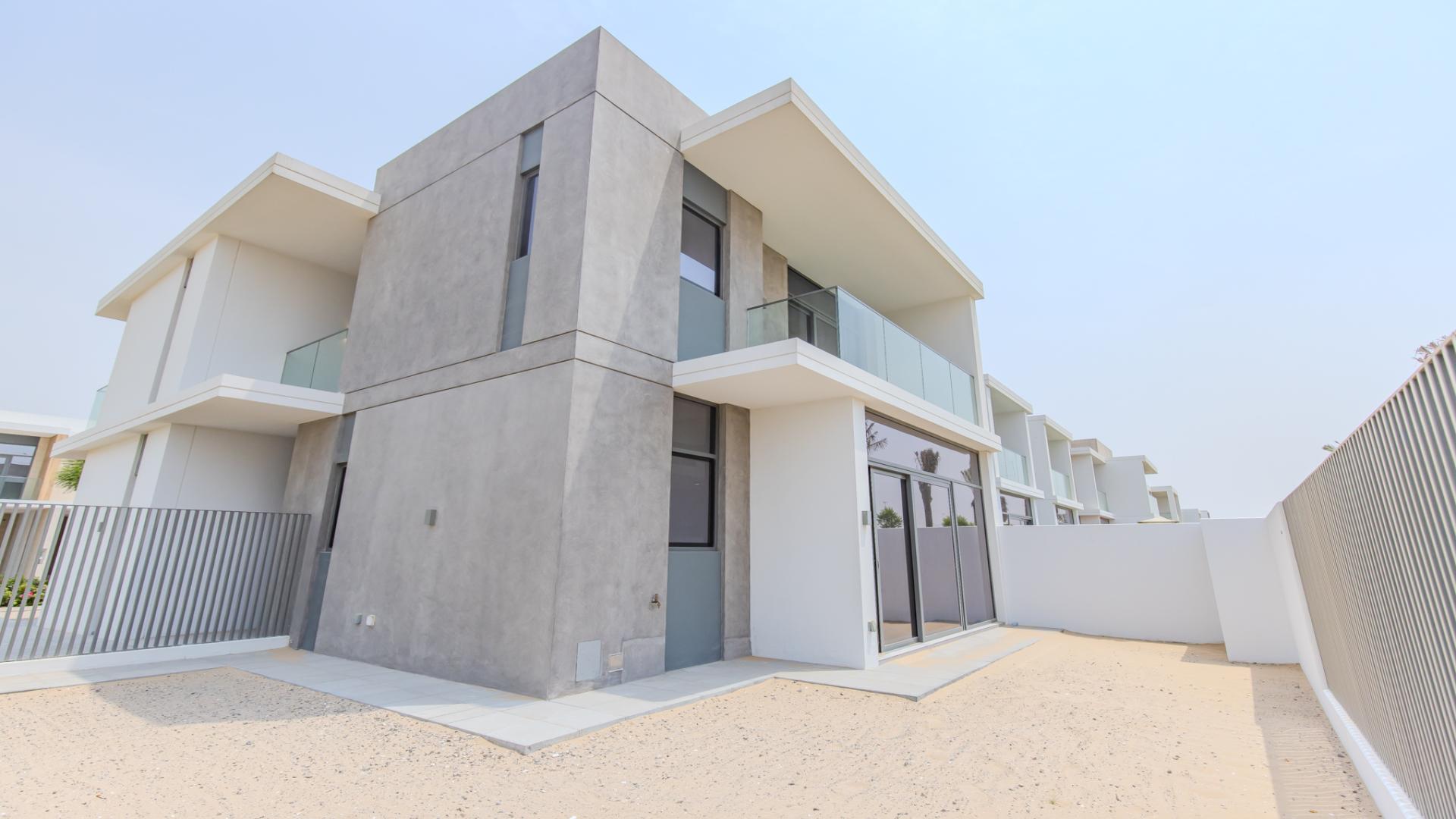 Elegant 4-bedroom townhouse exterior in Ruba