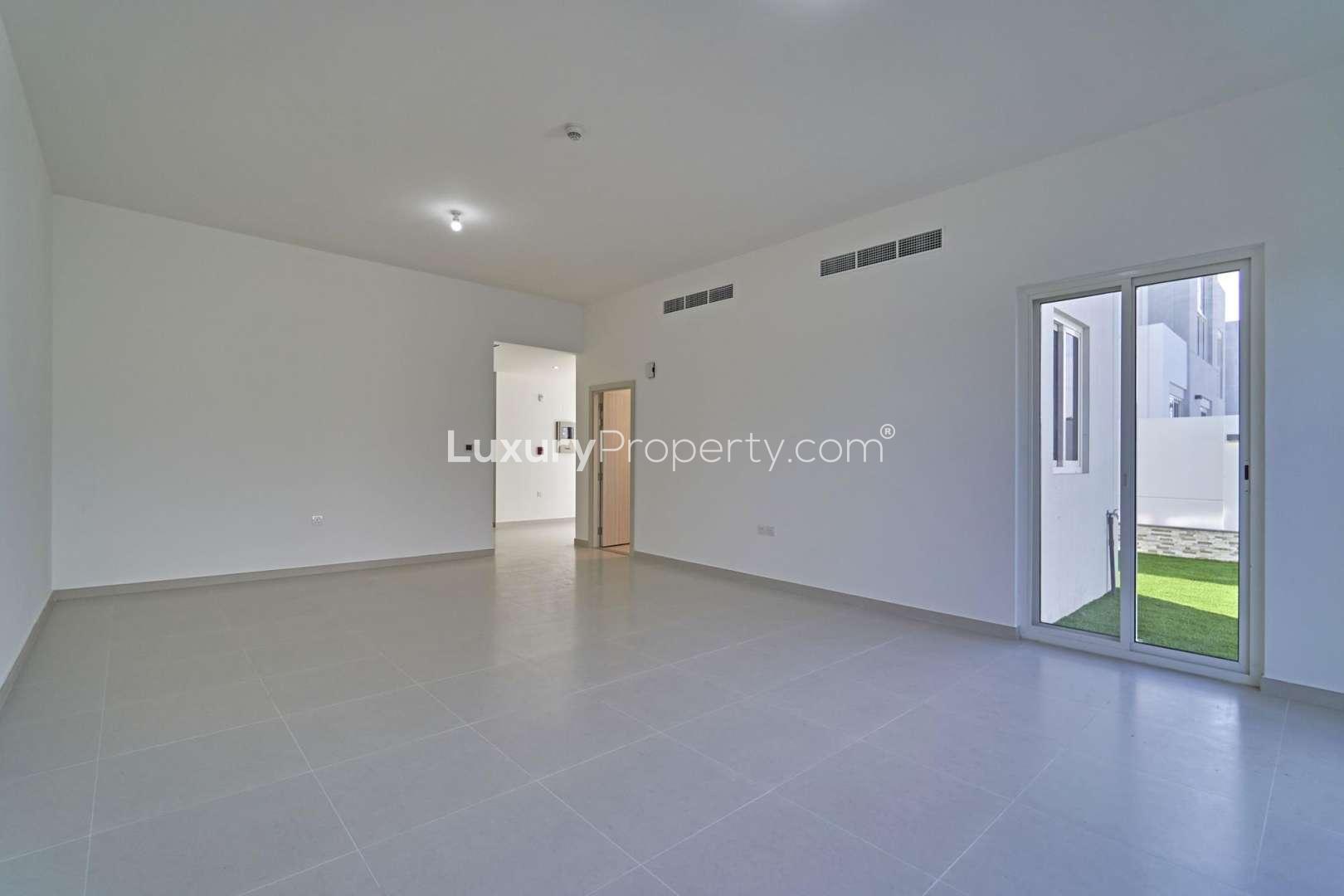 Modern kitchen in 4-bedroom townhouse for rent, Arabella 3, Mudon. Spacious and elegant design