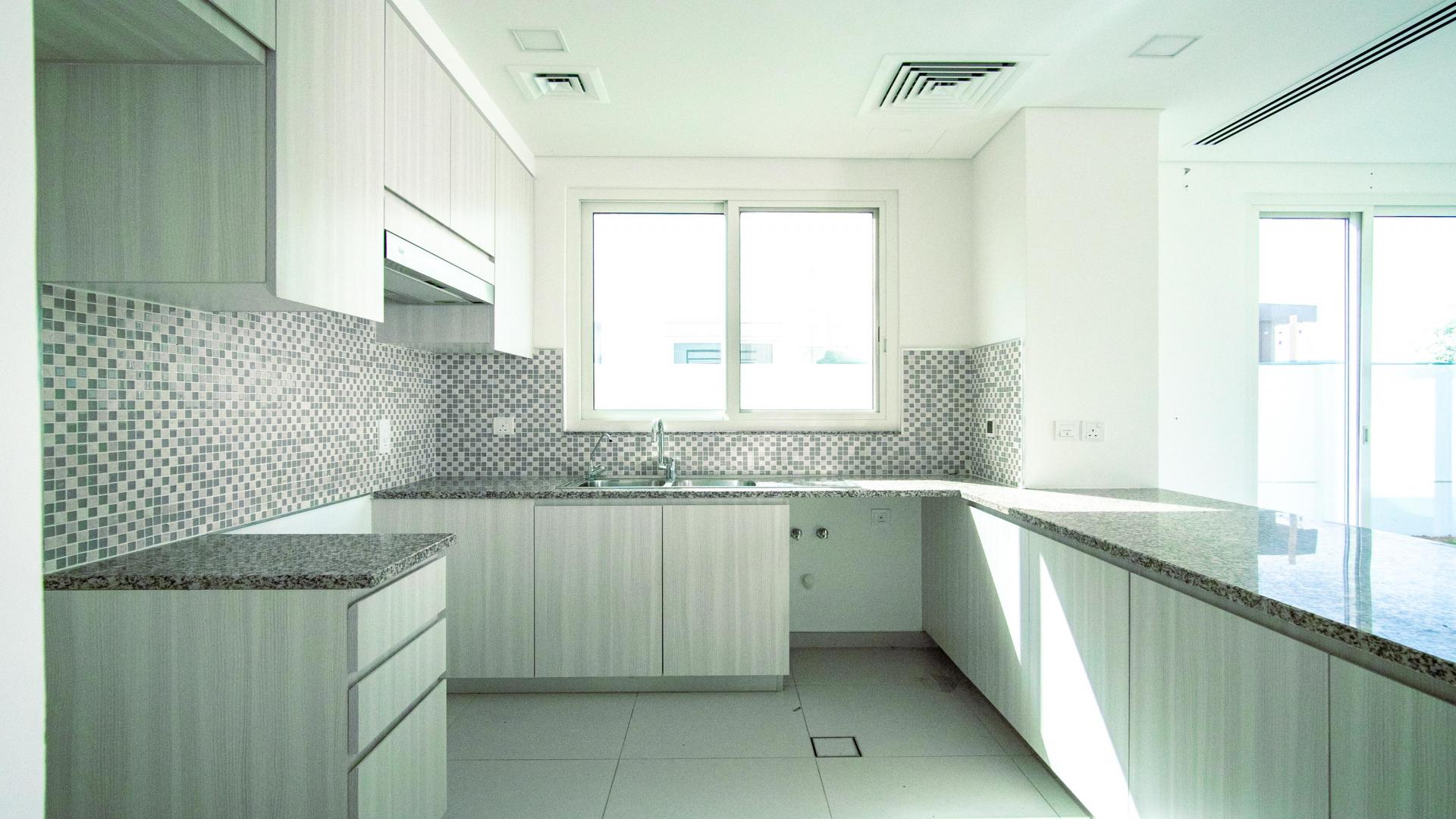 End unit townhouse with green lawn in Arabella, Mudon. Family-friendly rental property