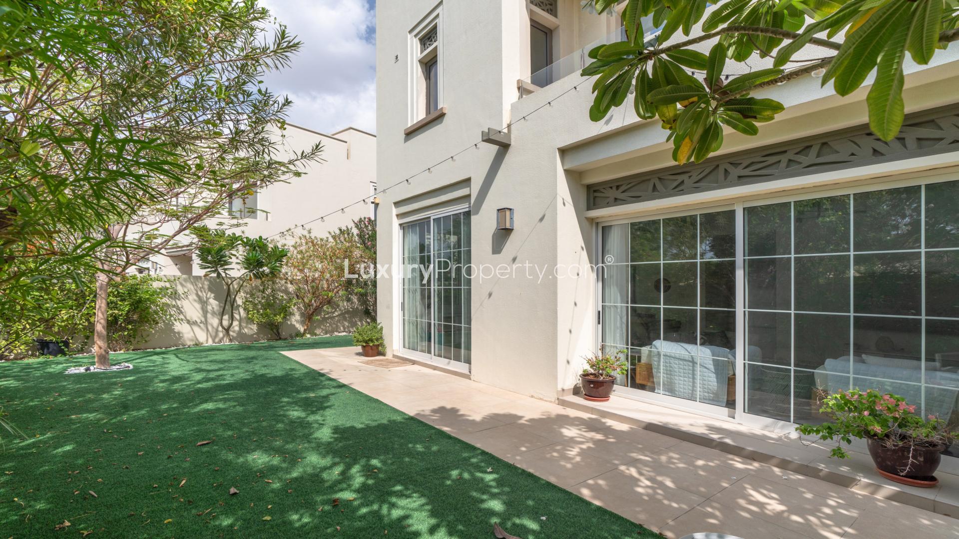 Single row villa exterior with garden in Azalea