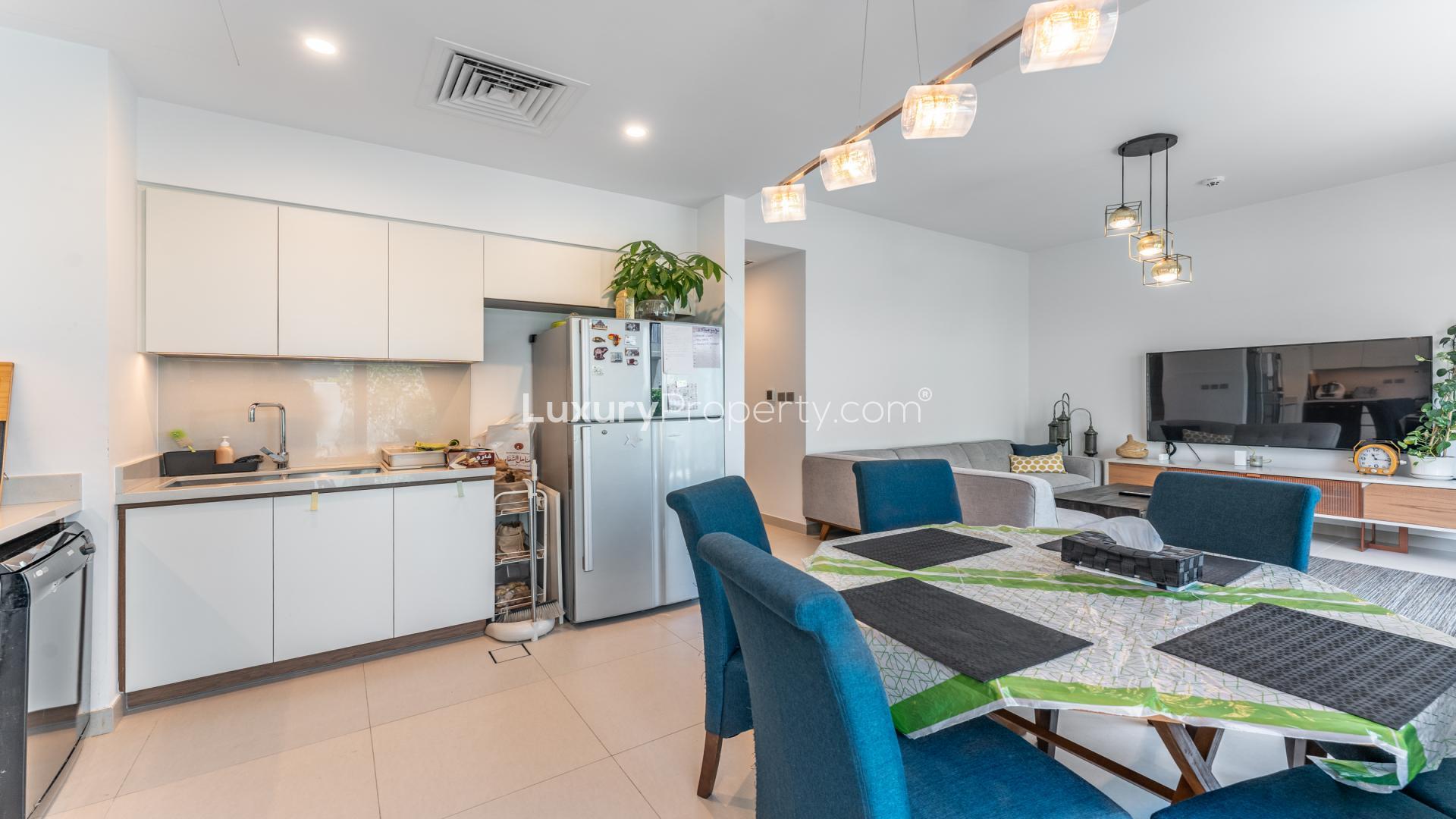 Modern kitchen and dining area in Arabian Ranches 2 townhome for rent, Camelia sub-community