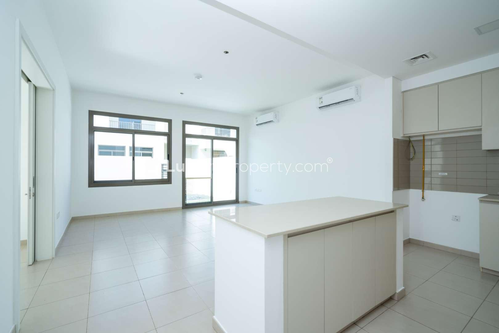 Bright room with large windows in 4-bedroom townhouse, Hayat, Town Square for rent