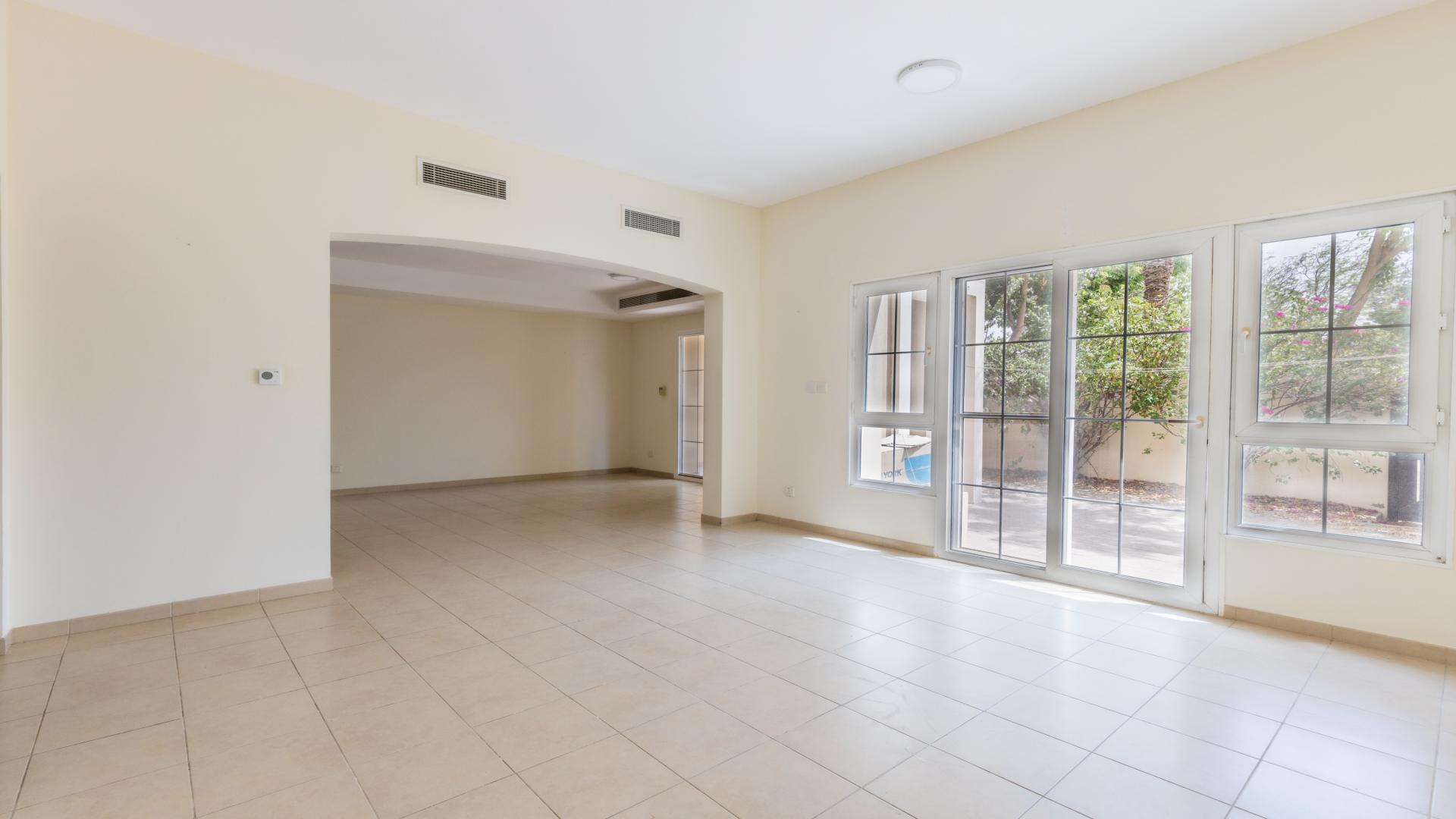 Elegant 4-bedroom villa exterior in Al Reem, Arabian Ranches, with spacious driveway and tree