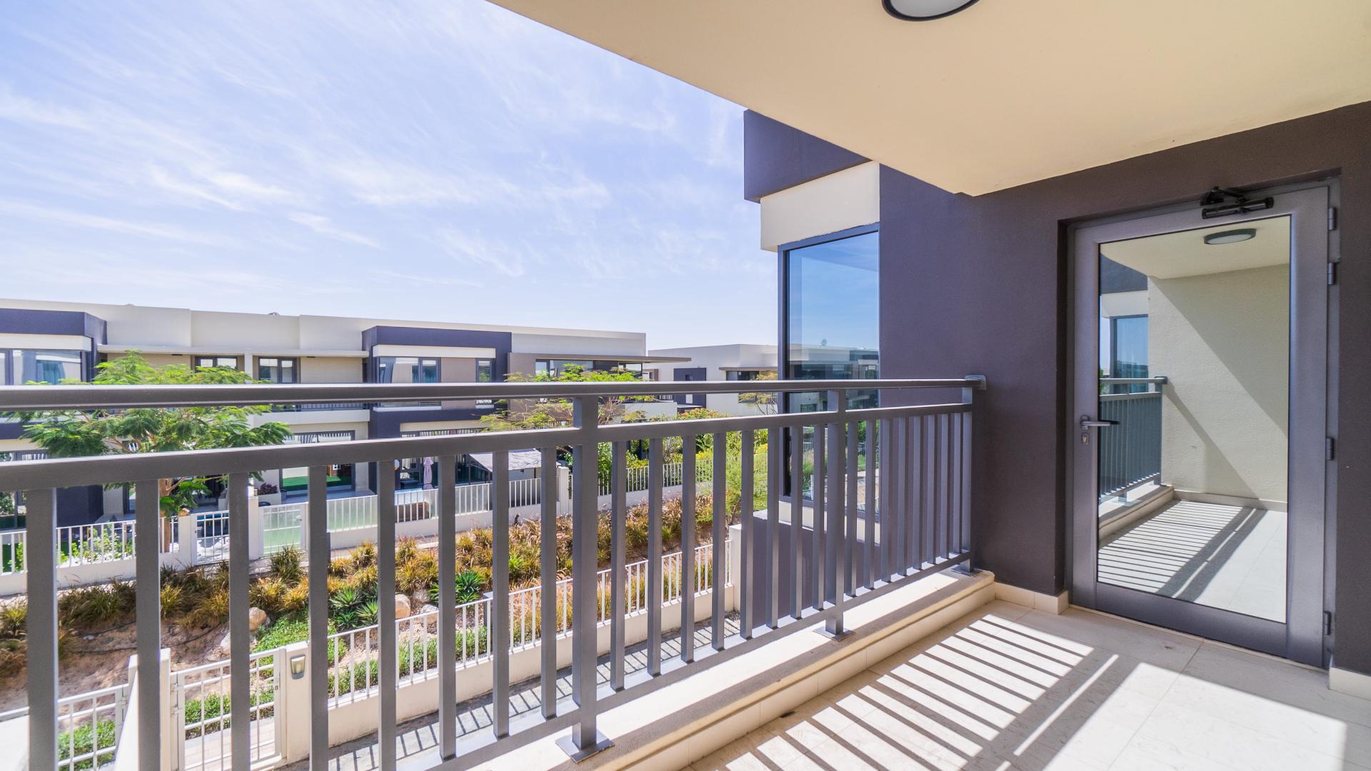 Modern kitchen in 4-bed villa, Maple Community, Dubai Hills Estate townhouse for rent