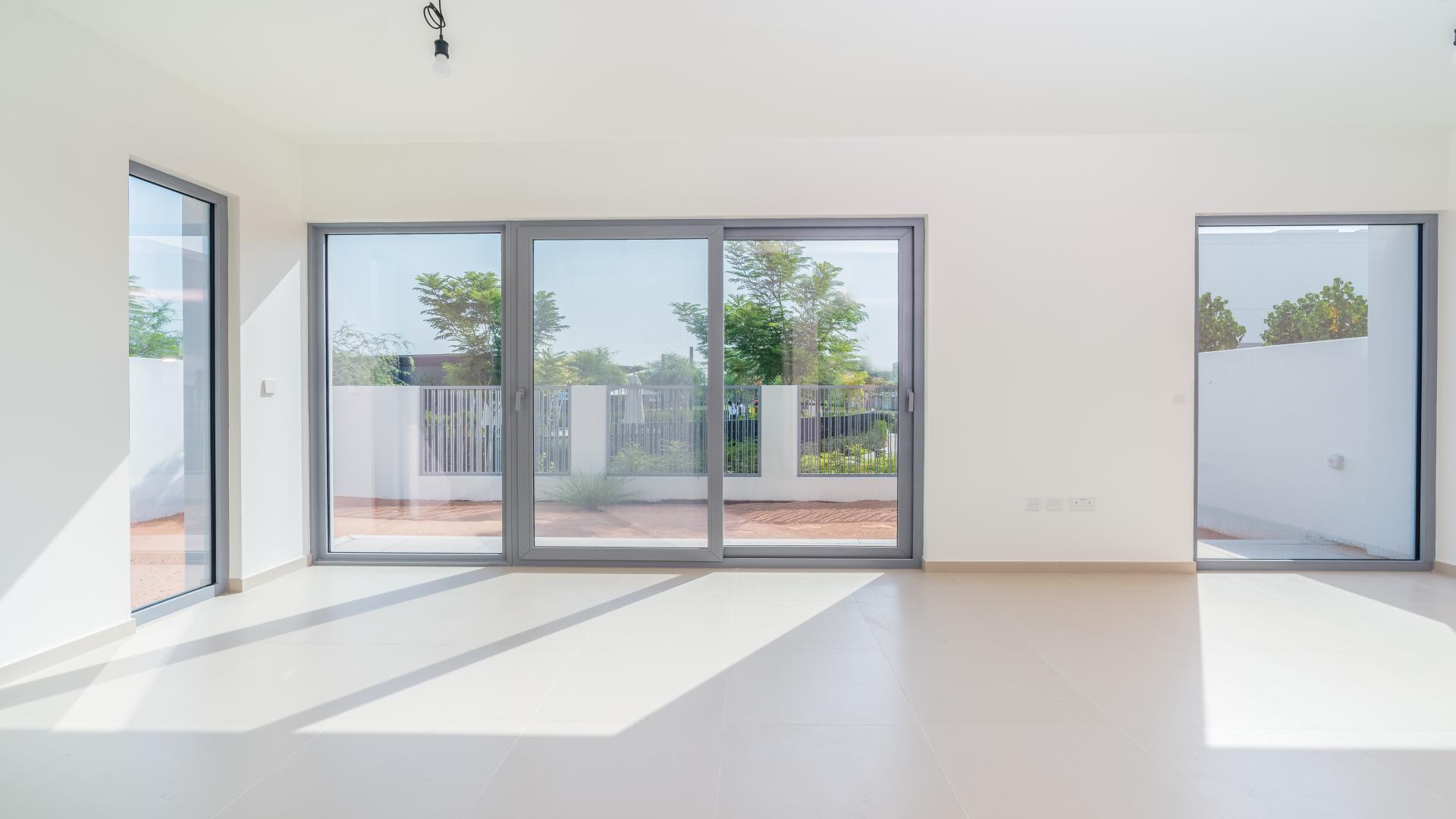 Luxurious open-plan kitchen in 4-bedroom townhouse, Tilal Al Ghaf, Dubai rental property