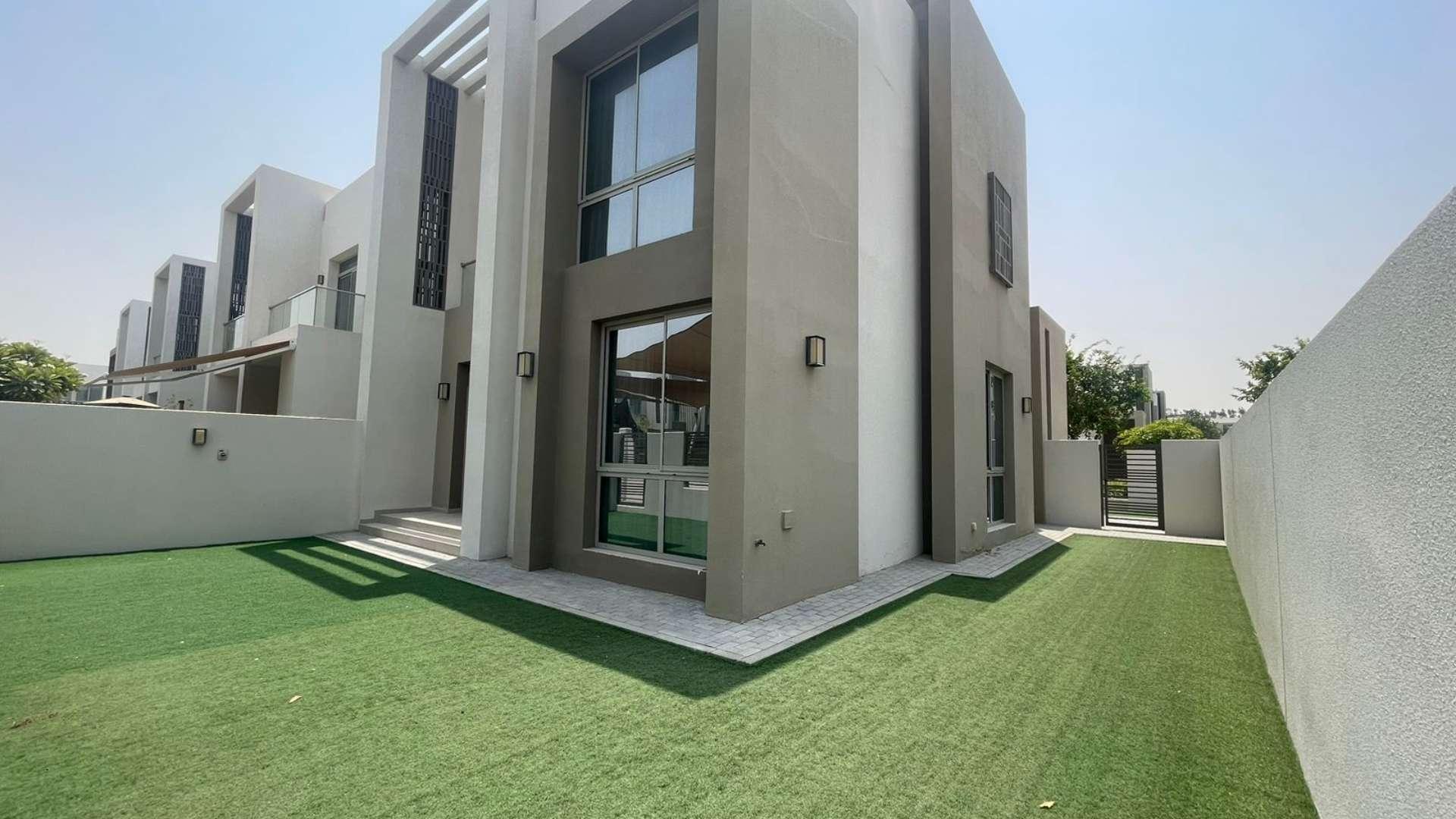 Elegant 4-bedroom townhouse exterior in Reem