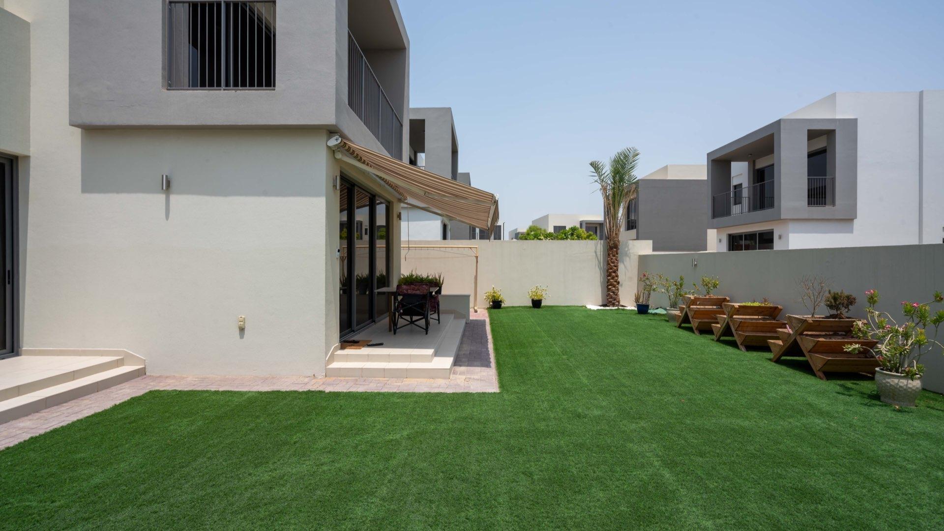 Exterior view of spacious villa garden in Sidra 1, Dubai Hills Estate