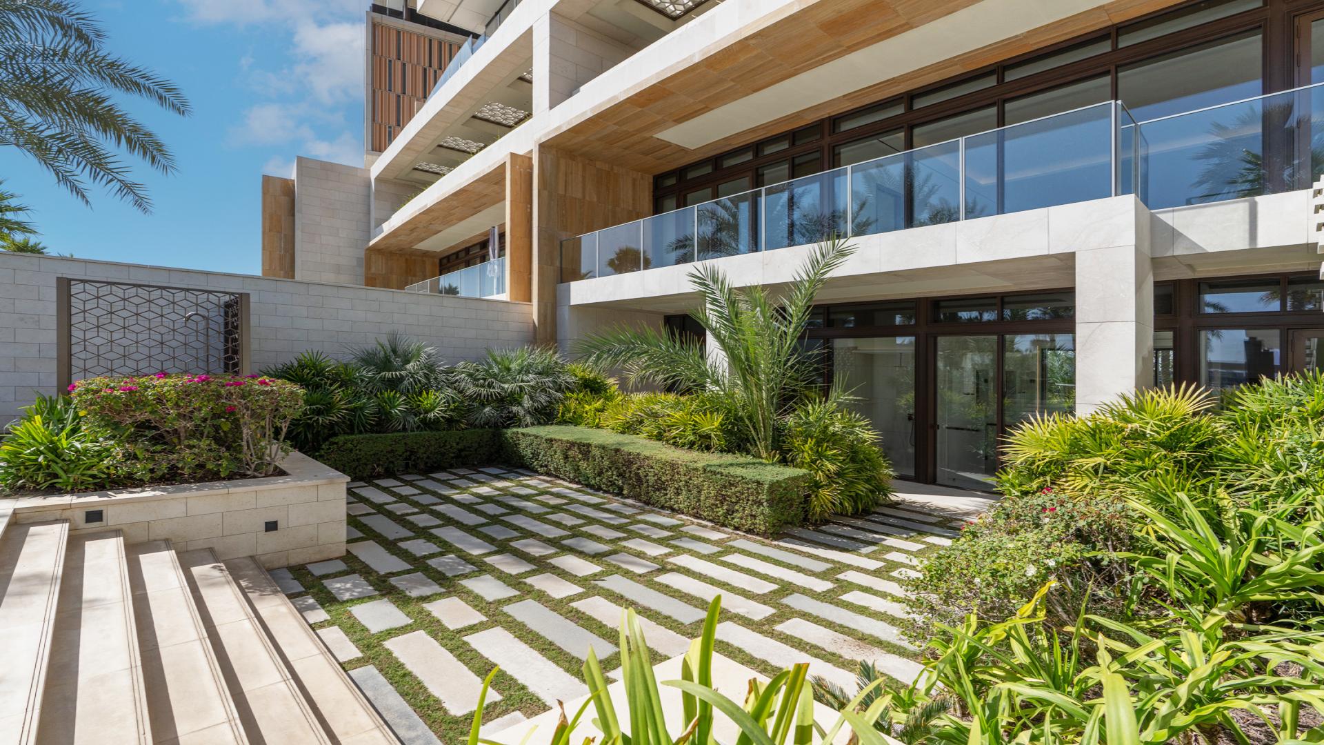 Luxurious garden and pool at Atlantis The Royal Residences, Palm Jumeirah townhouse for rent