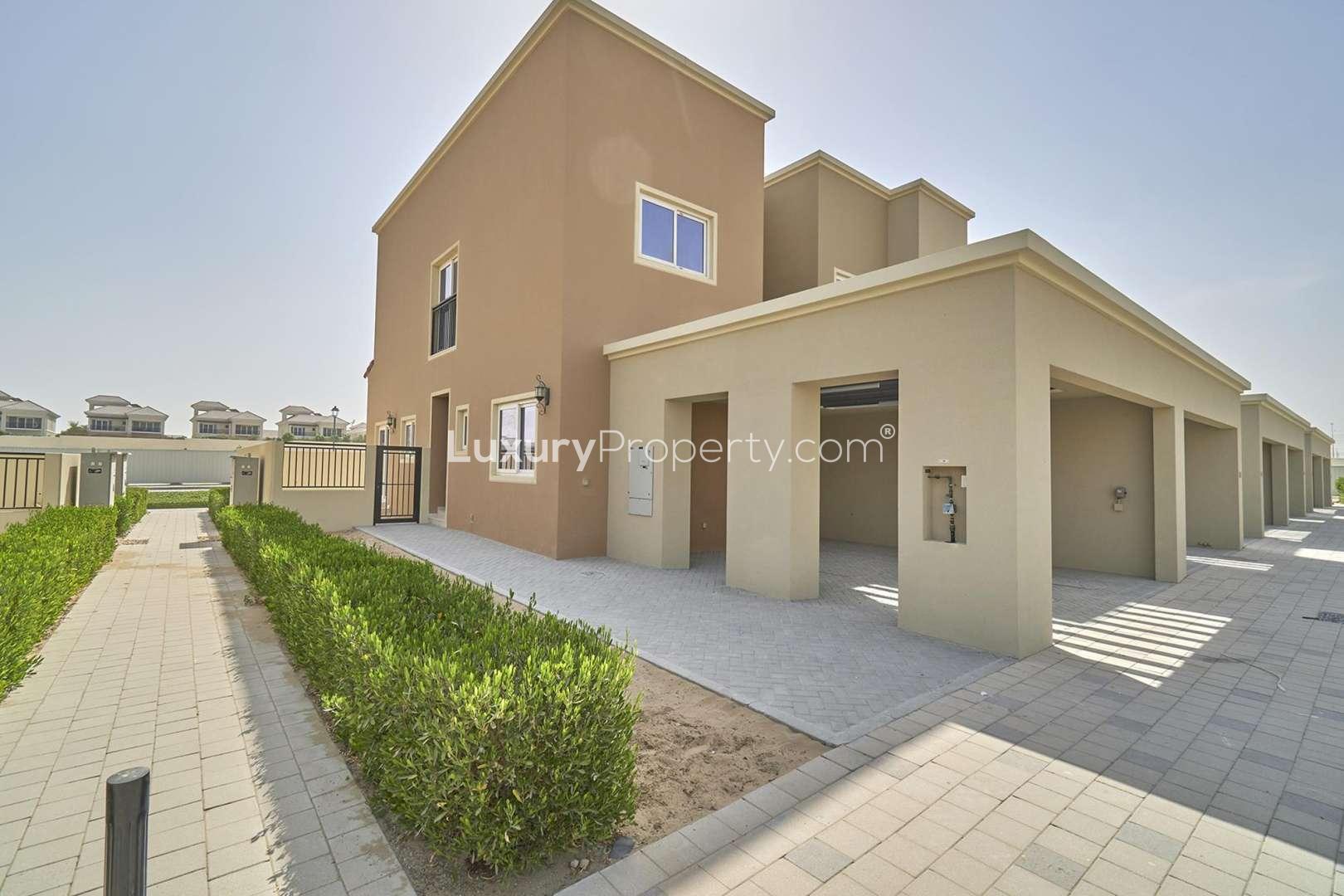 4-bedroom corner townhouse exterior with garden in Villanova Amaranta for sale