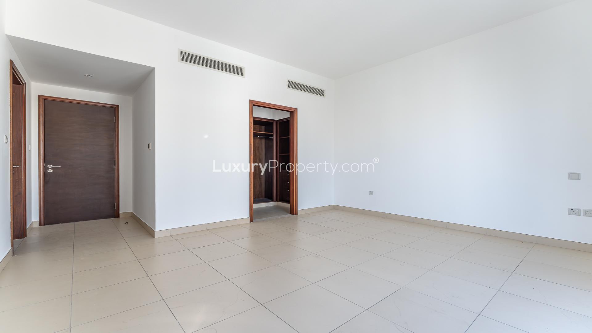 Modern bathroom in 4-bedroom townhouse for sale, Mira 4, Reem community