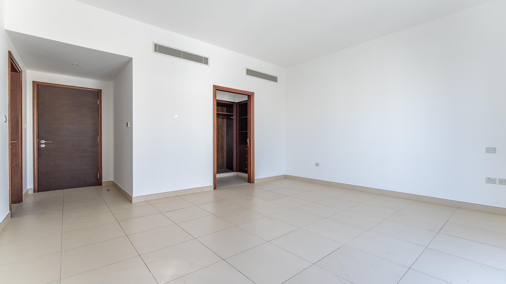 Modern bathroom in 4-bedroom townhouse for sale, Mira 4, Reem community